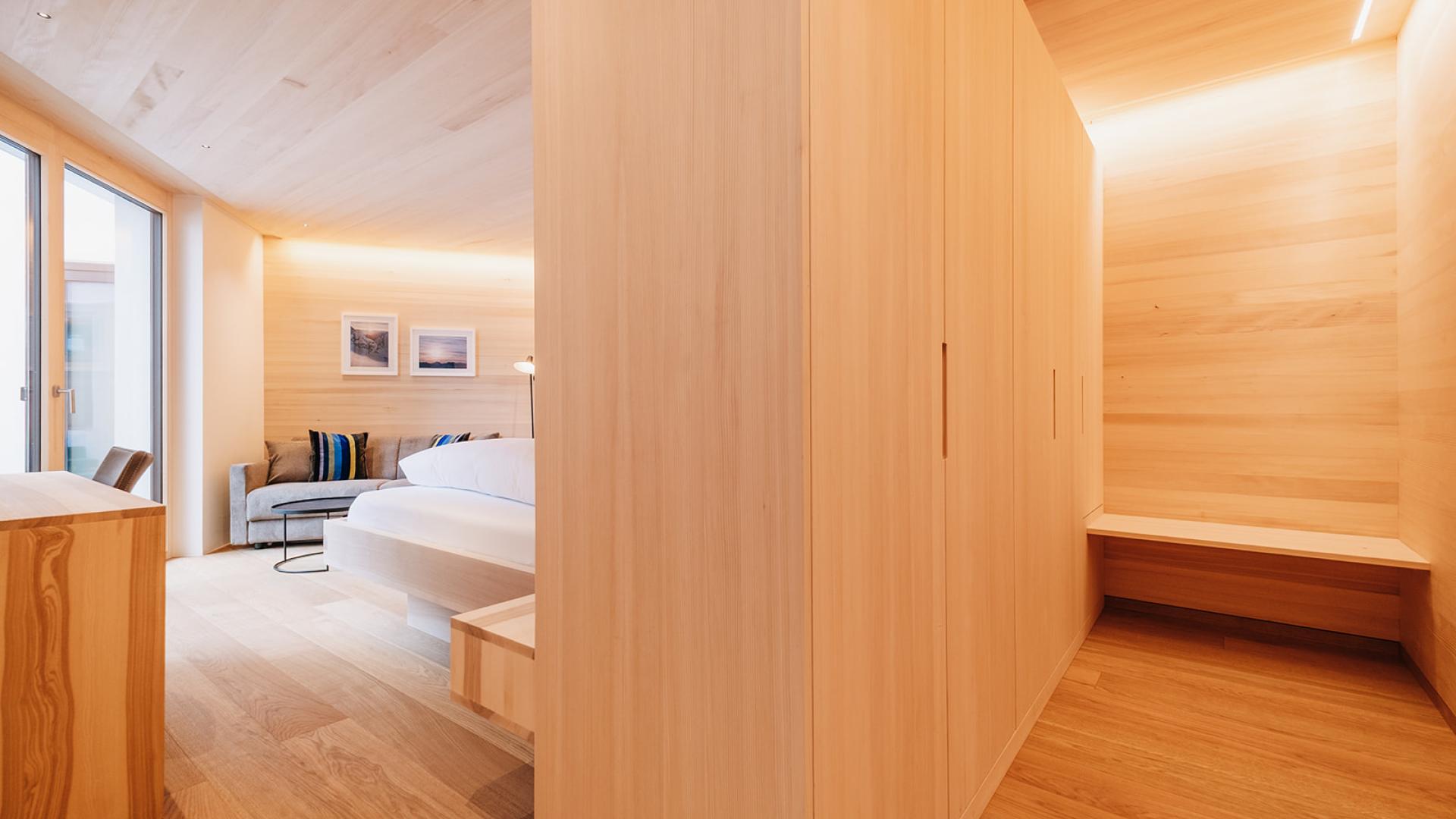 Zimmer im Hotel Aurora mit heller Holzvertäfelung und modernem Design