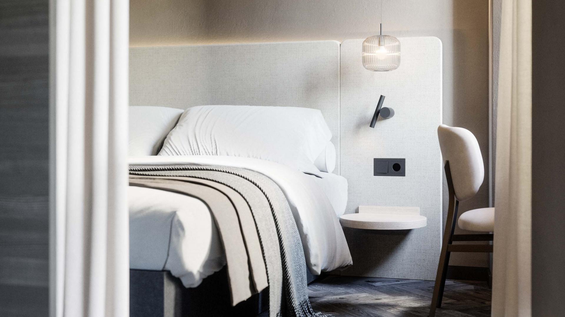 Schlafzimmer mit großem Bett im Hotel Schwarzer Adler