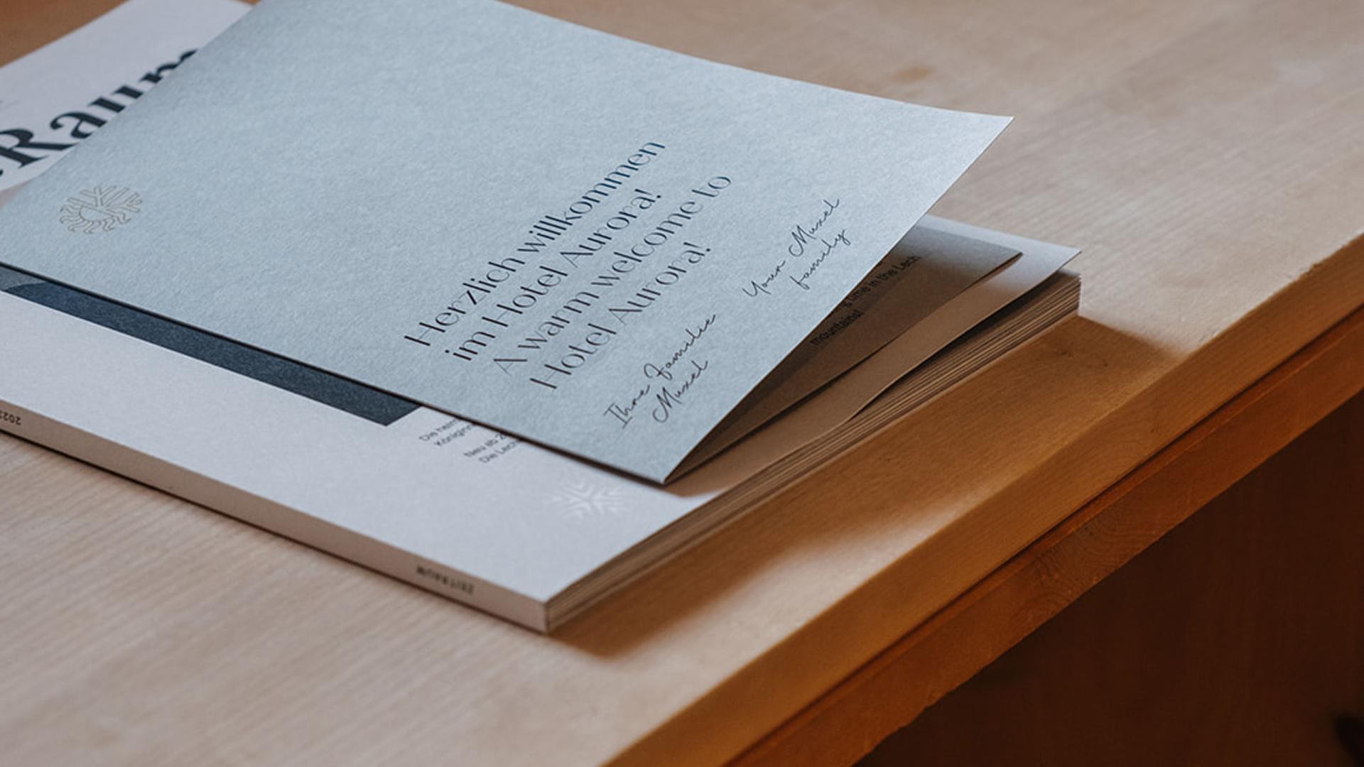Hotel Aurora Informationsbroschüren auf einem Holztisch