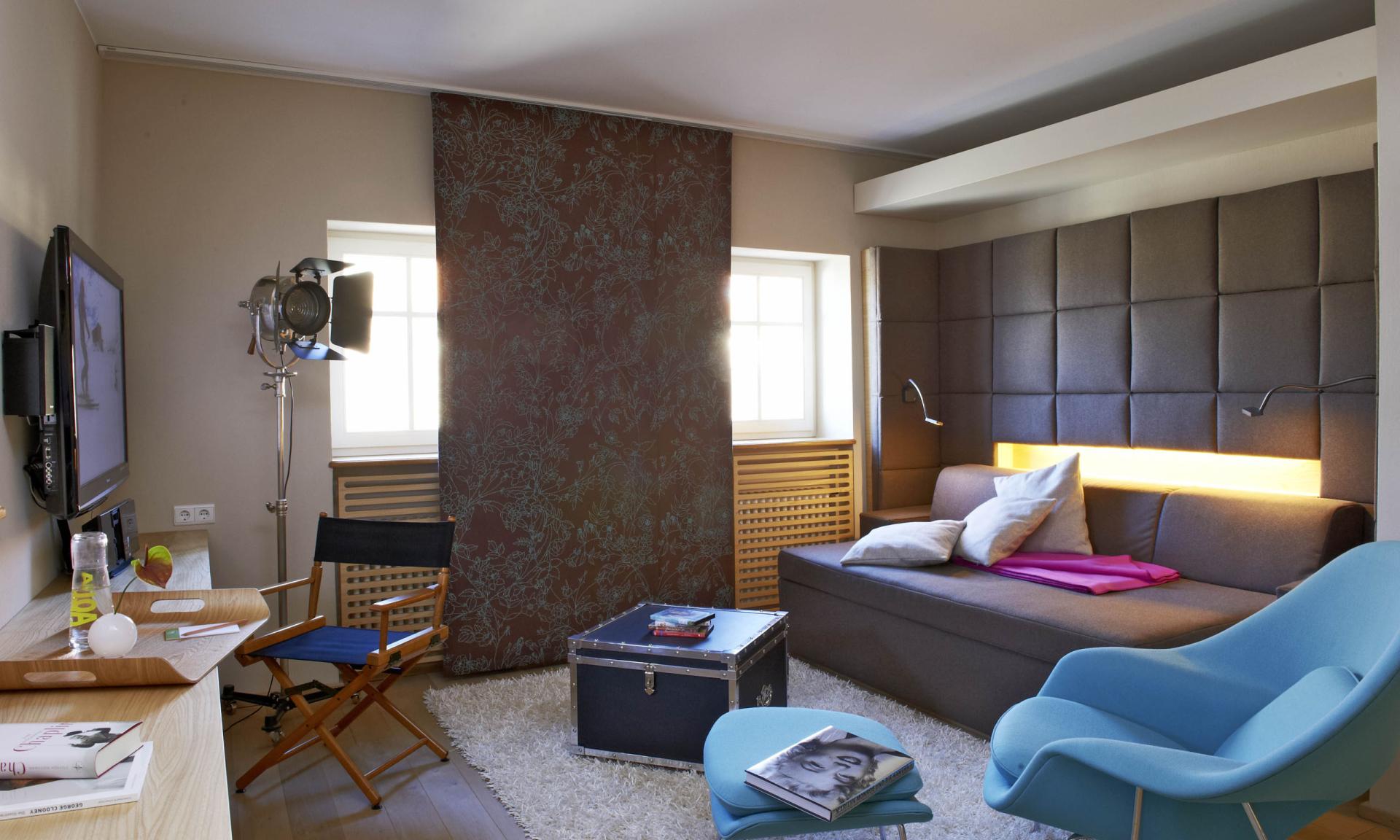 Modernes Wohnzimmer mit Lösch-künstlerischem Flair und gemütlichen Sitzmöbeln