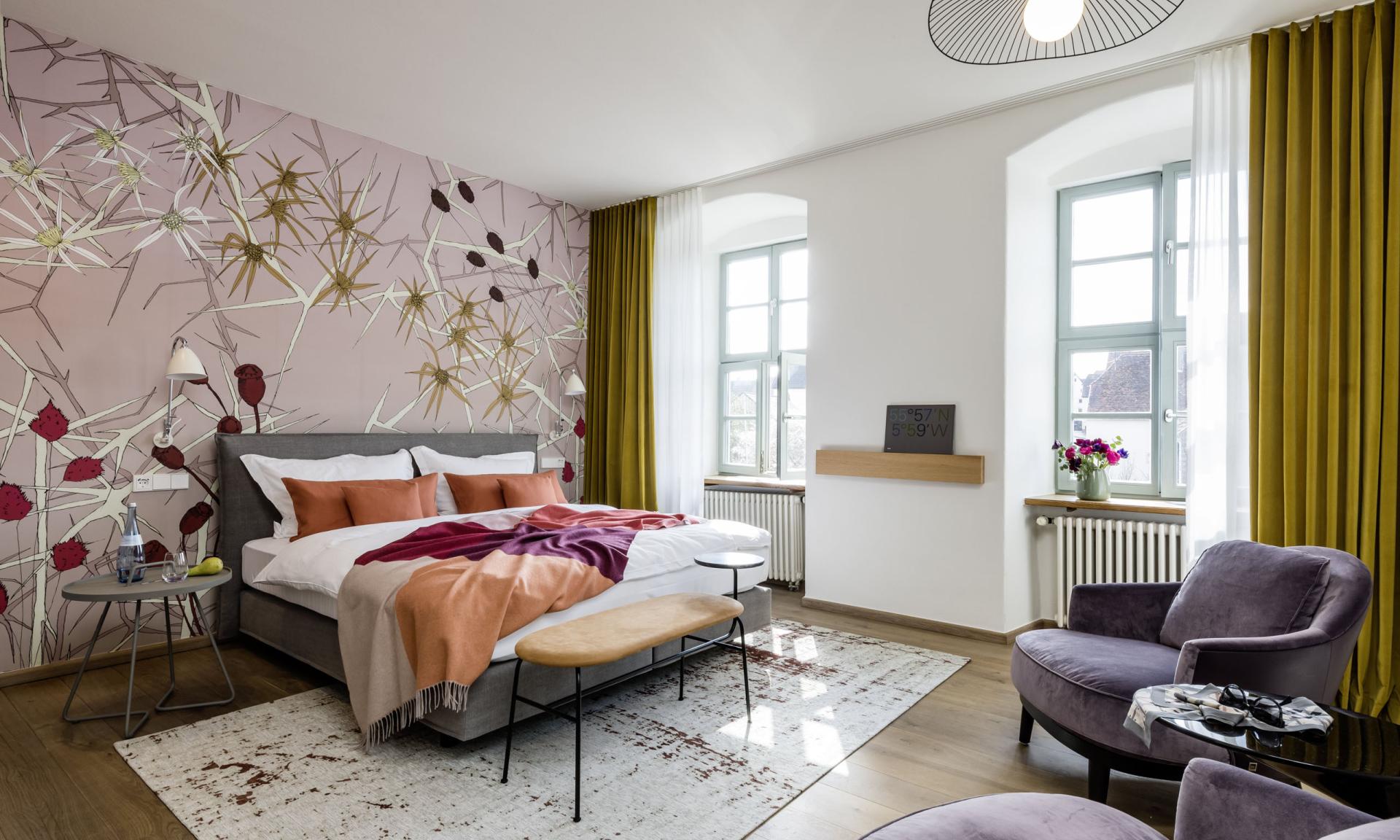 Modernes Schlafzimmer mit Blumenwand im Kloster Hornbach