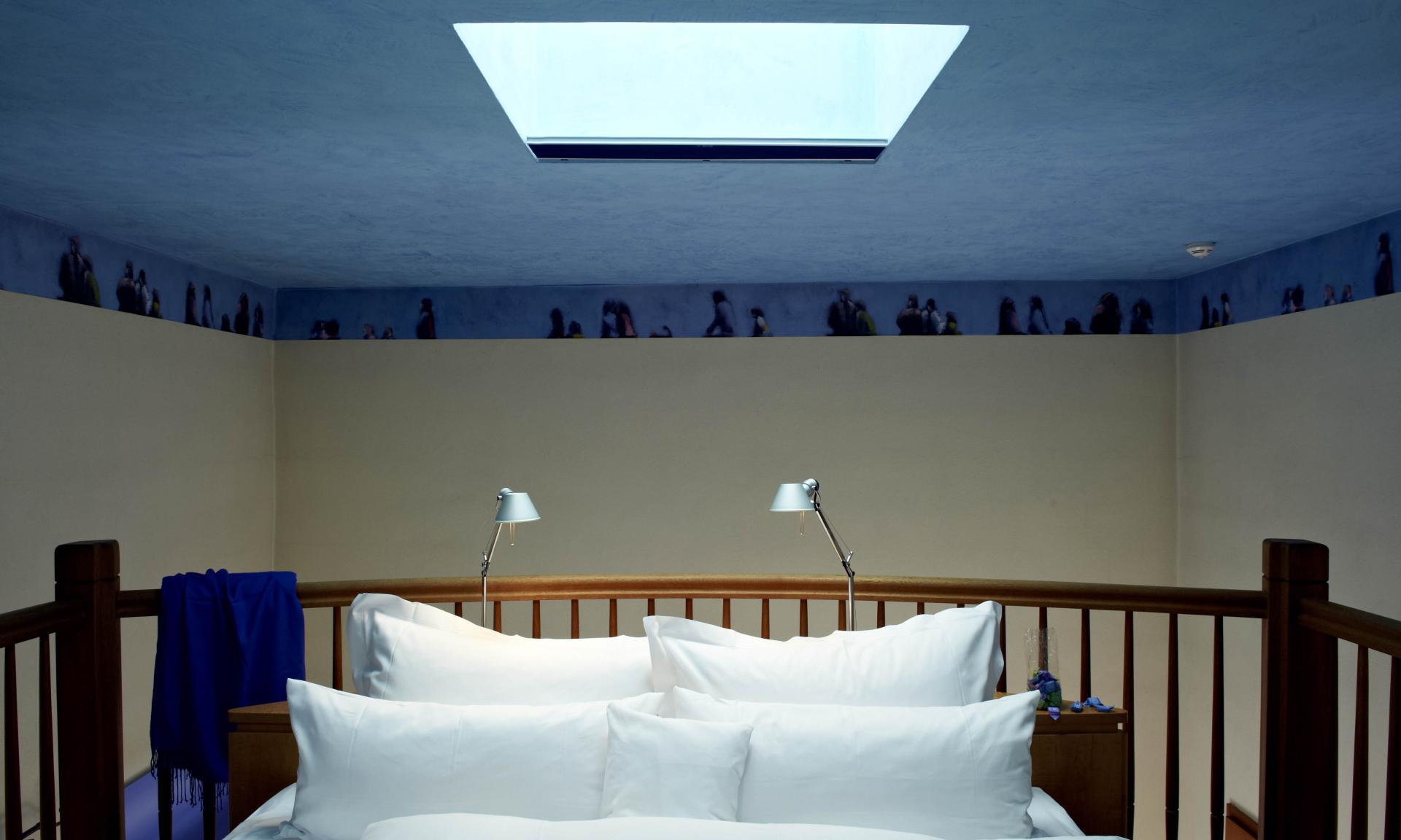 Gemütliche Sitzecke im Kloster Hornbach mit Blumen, Trauben und sanfter Beleuchtung