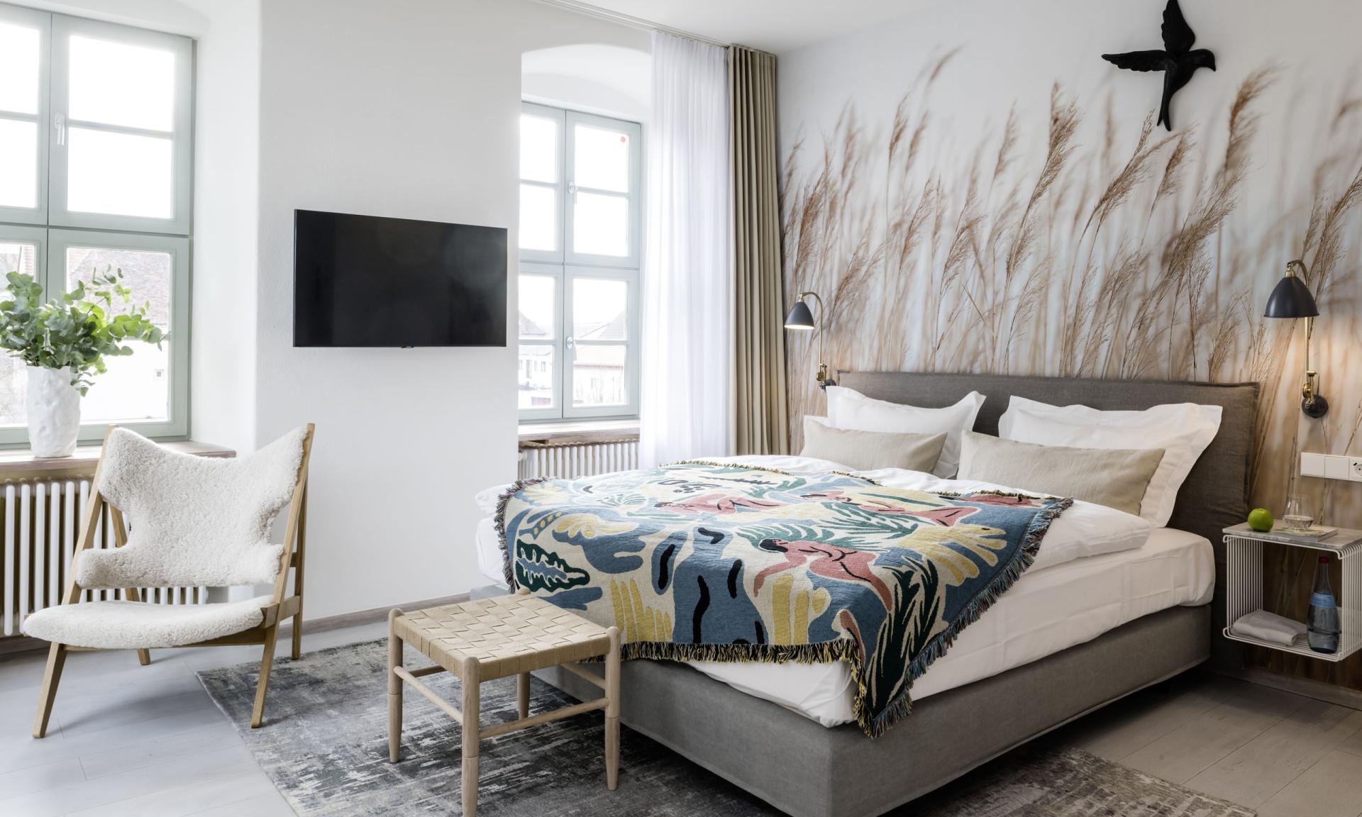 Schlafzimmer im Kloster Hornbach mit Blumentapete und modernem Dekor