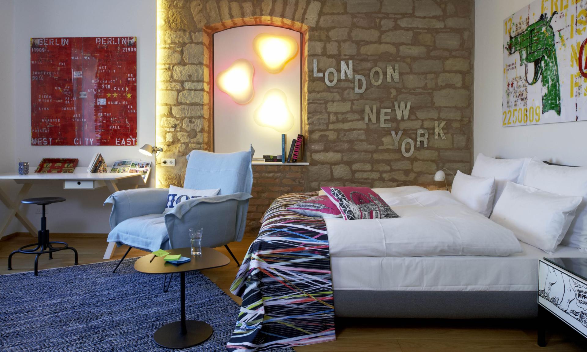 Gemütliches Schlafzimmer mit Lösch-Lampe und dekorativer Stadtwand