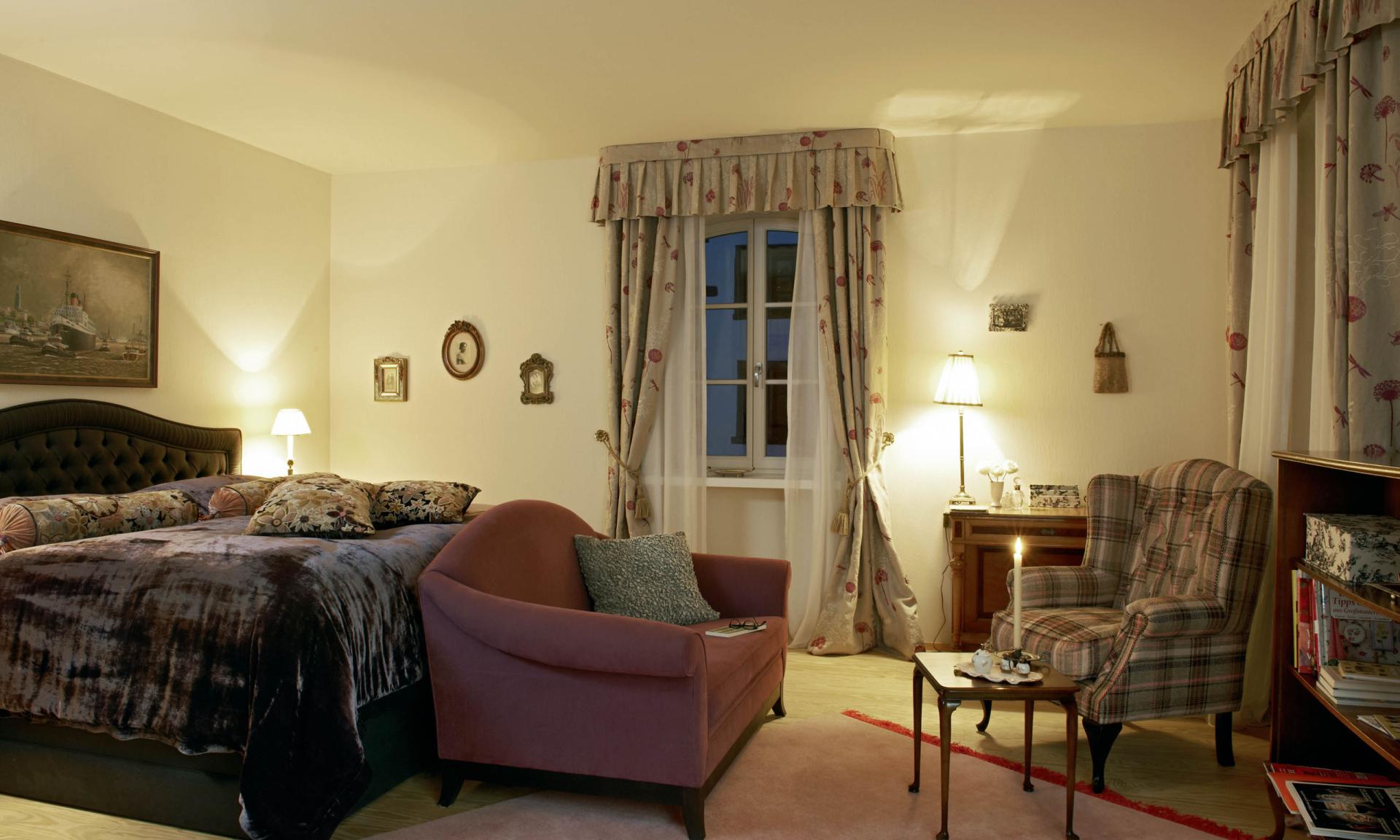 Gemütliches Schlafzimmer mit Lösch-Lampe und Sitzbereich