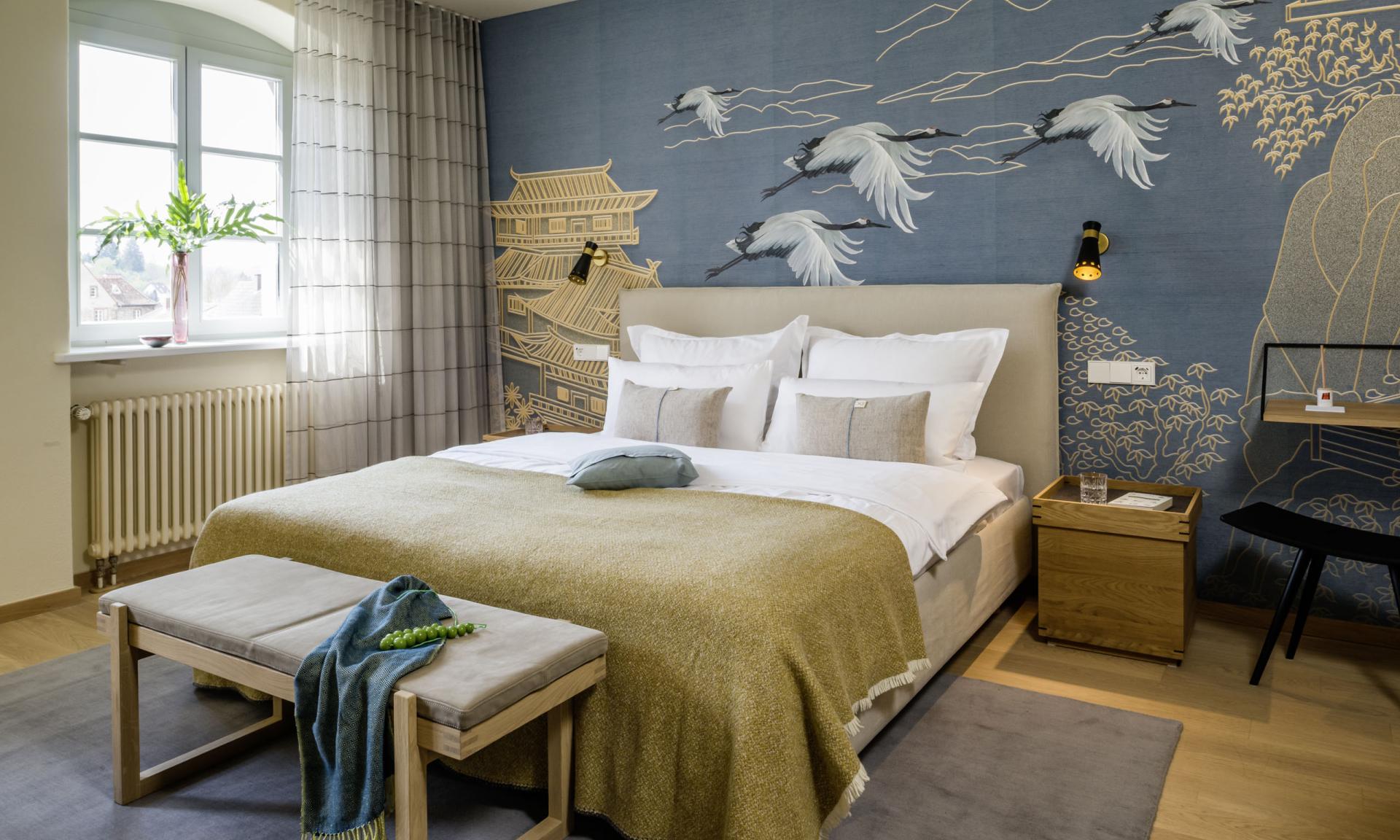 Schlafzimmer im Kloster Hornbach mit Wandmalerei von Fischen über dem Bett