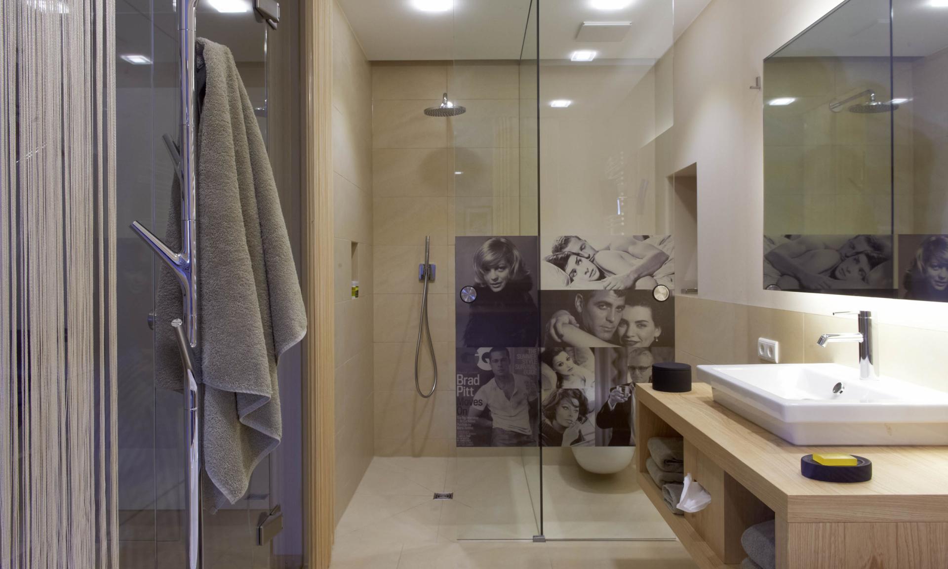 Modernes Badezimmer mit begehbarer Dusche und Löschgrauen Handtüchern