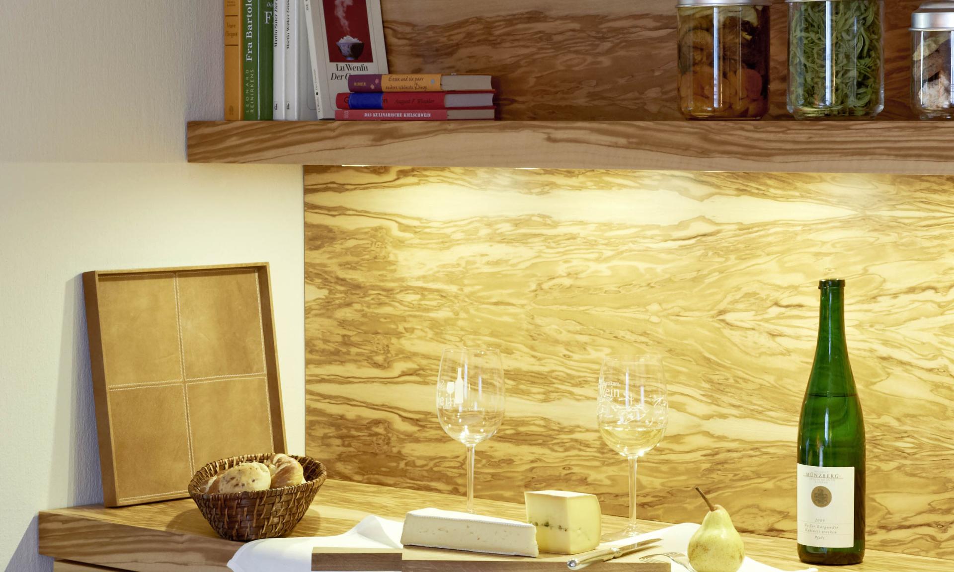 Modernes Zimmer mit Holzmöbeln und Lösch-Funktion am Fernseher