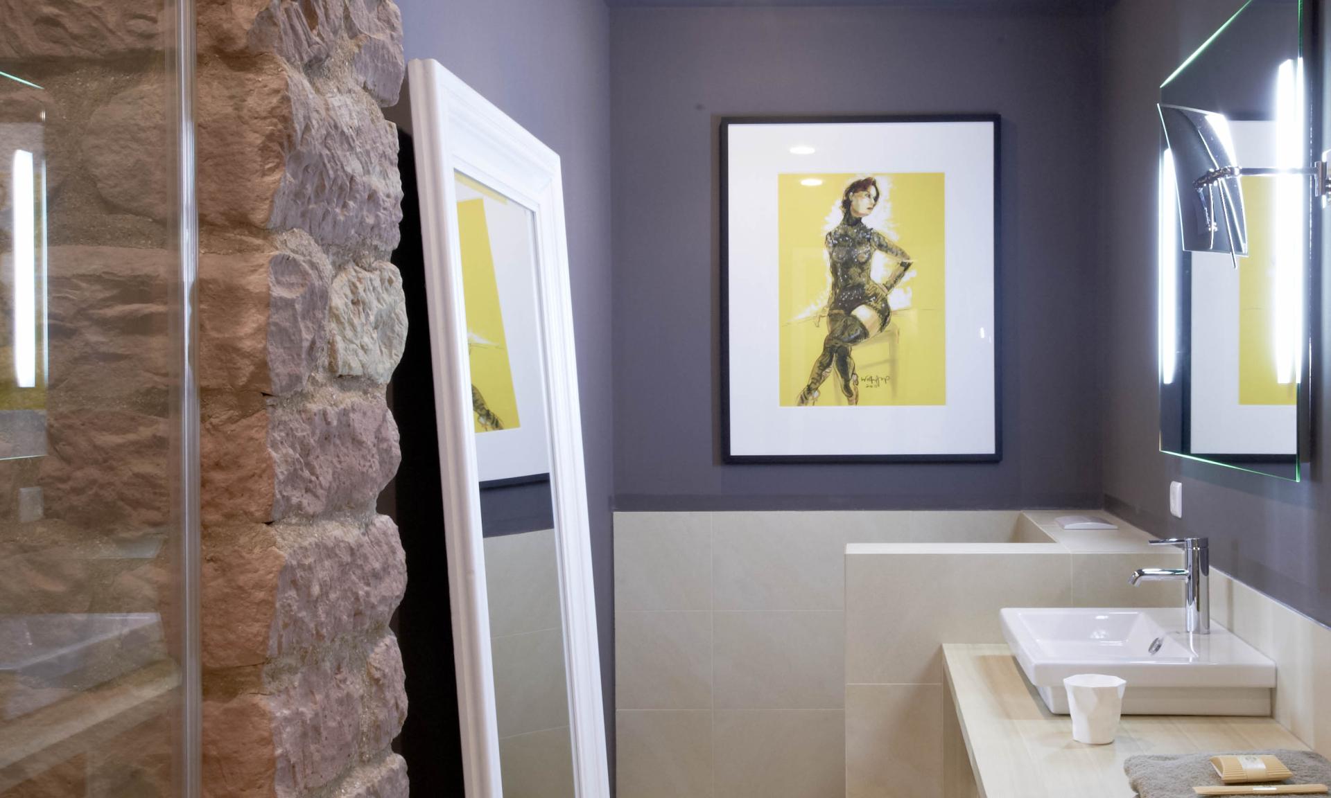 Modernes Badezimmer mit Löschsteinwand und großem Spiegel