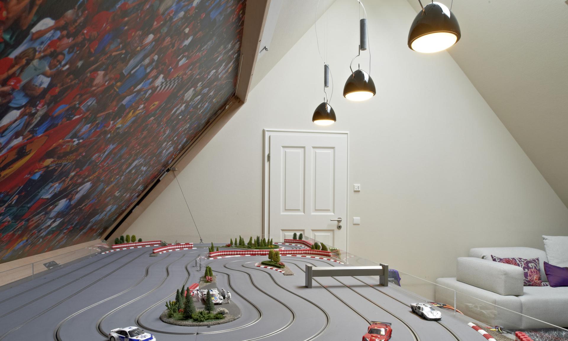 Gemütliches Schlafzimmer mit Löschlampe und blau kariertem Bett