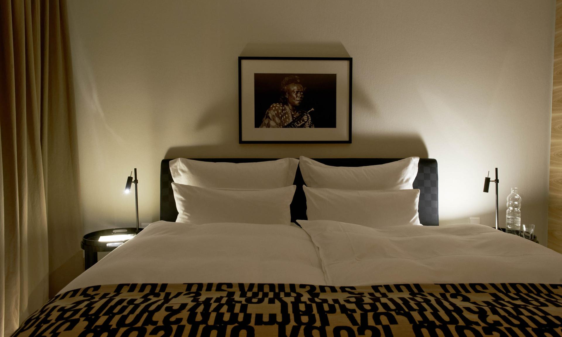 Gemütlicher Wohnraum mit Lösch integriertem Kamin und Musikinstrument