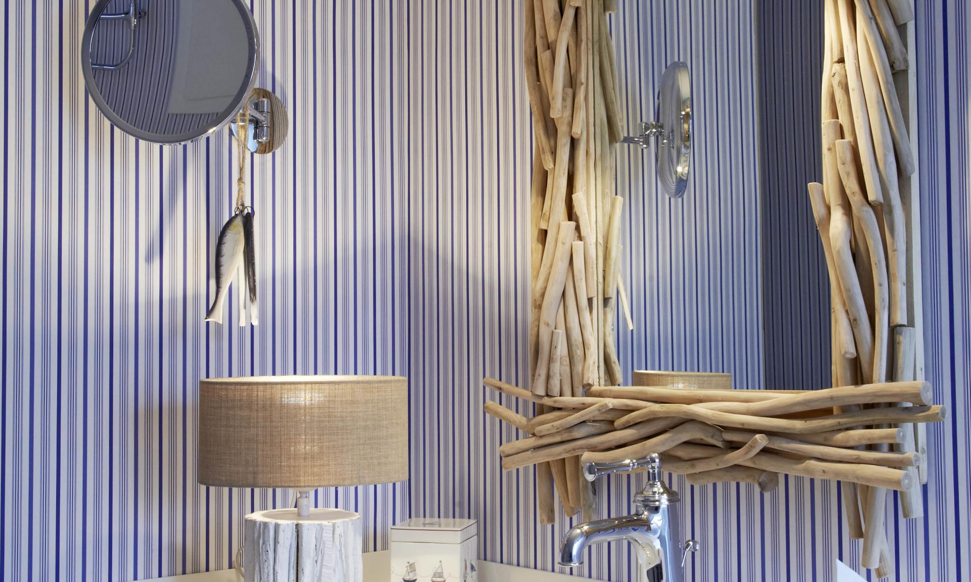 Badezimmer mit Lösch-Rahmen am Spiegel und Waschbecken auf weißem Schrank