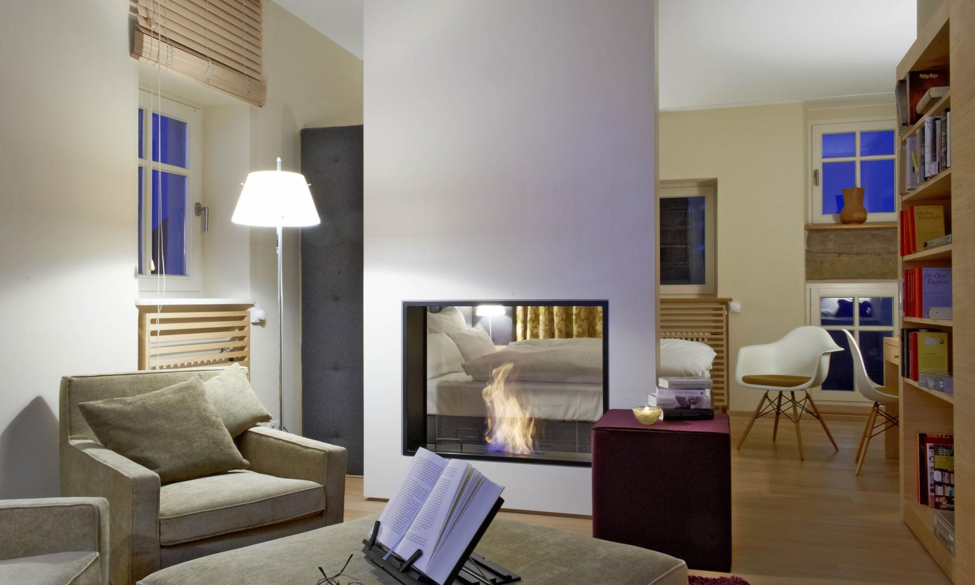 Gemütliches Wohnzimmer mit Lösch transparenter Kaminfeuerstelle und Sitzbereich