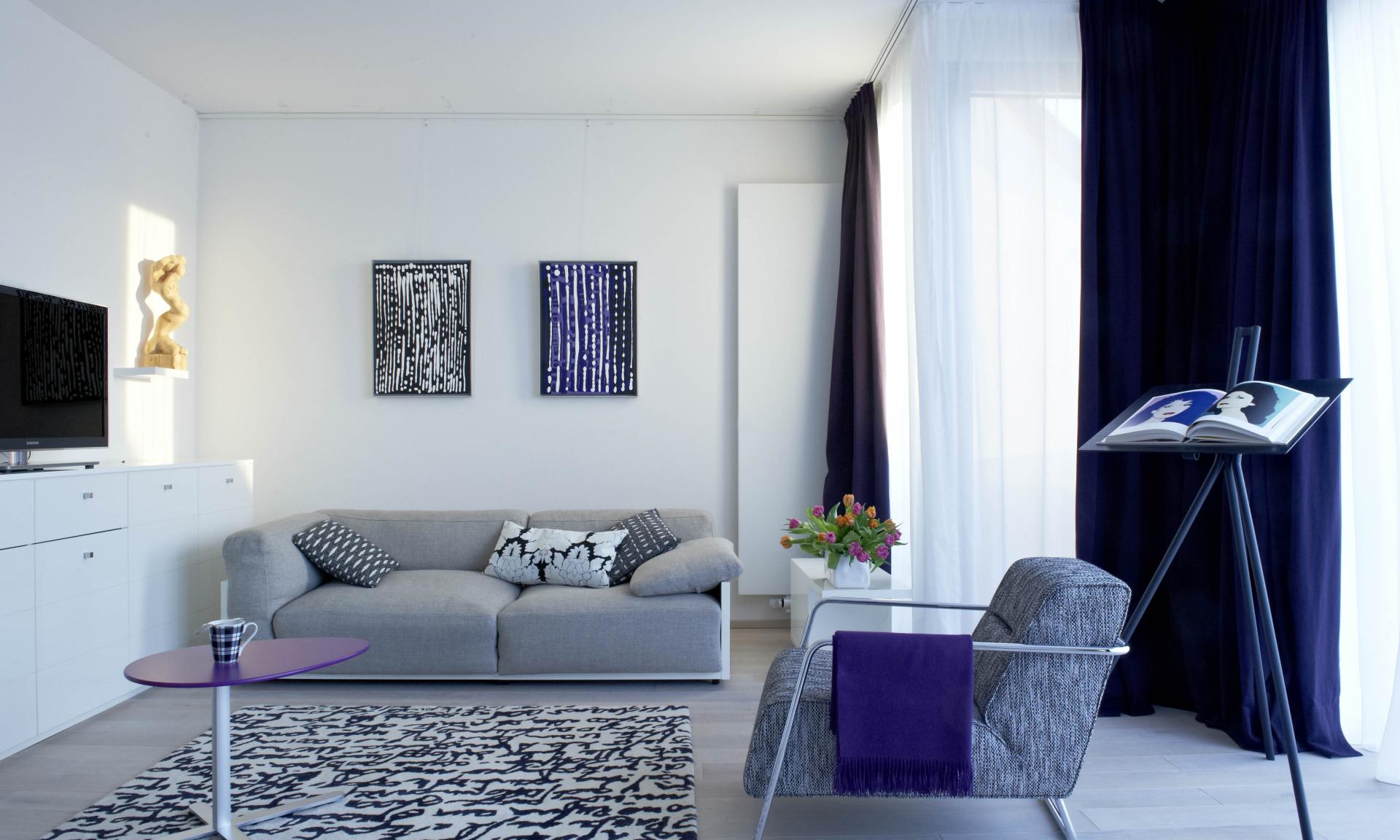 Modernes Wohnzimmer mit Löschkunst und stilvollen Möbeln in Grau und Blau