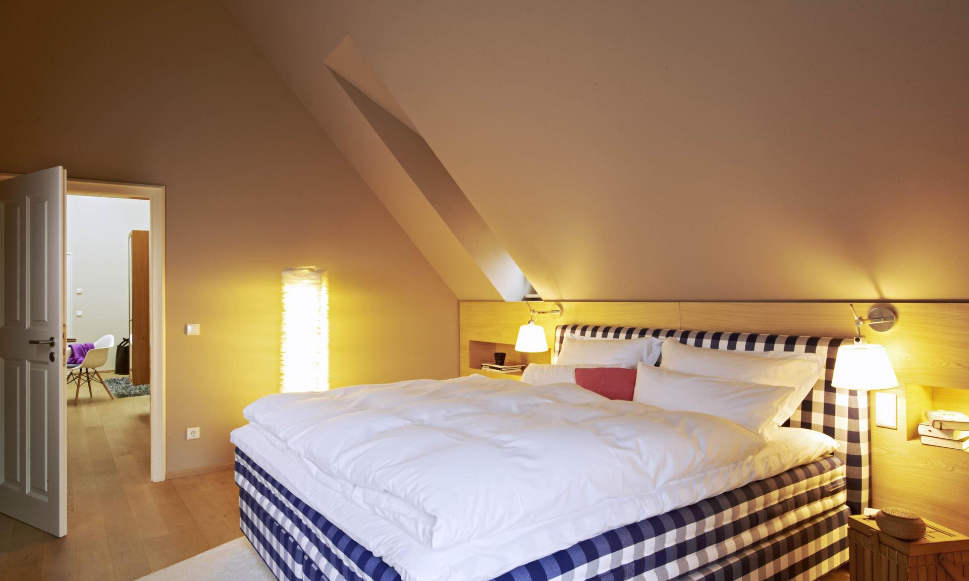 Lösch-Rennbahn mit Modellautos in einem modernen Raum unter Dachschräge