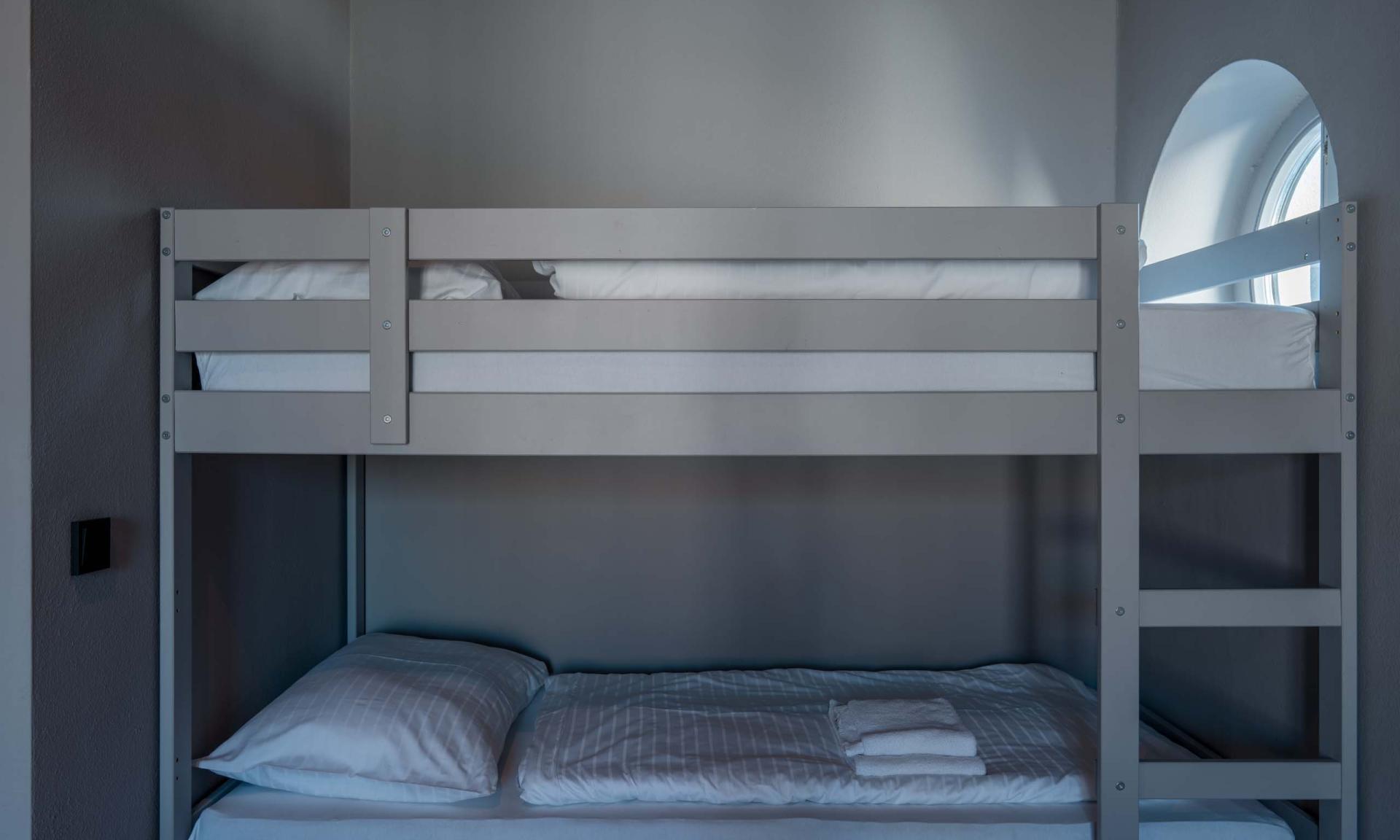 Luis v. Weyden Stapelebett mit weißer Bettwäsche und Handtüchern