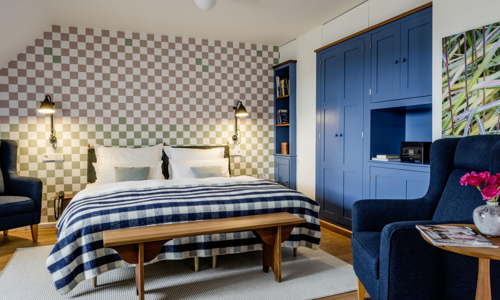 Schlafzimmer mit blauem Schrank und kariertem Muster in Kloster Hornbach