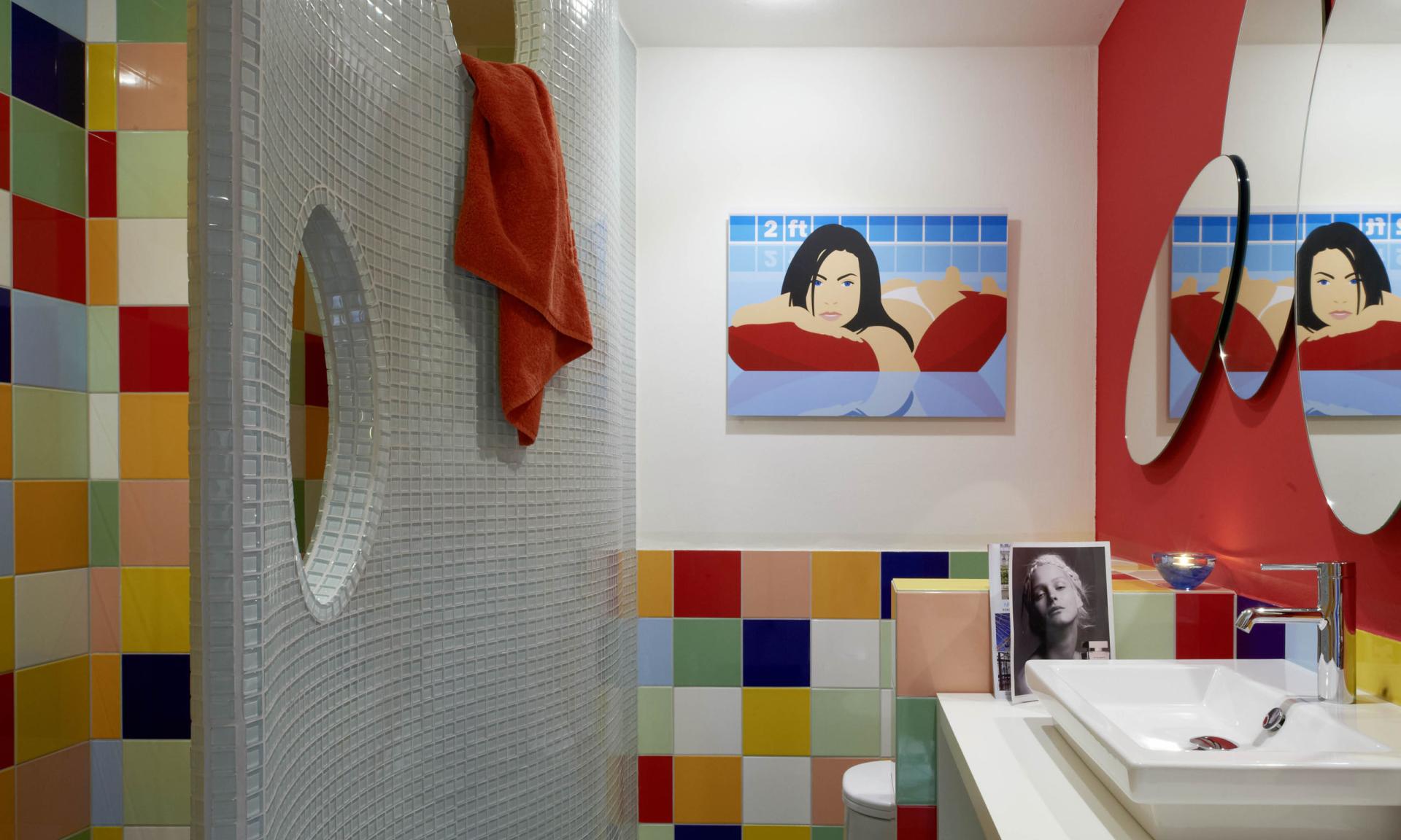 Buntes Badezimmer mit Löschhandtuch und moderner Dusche