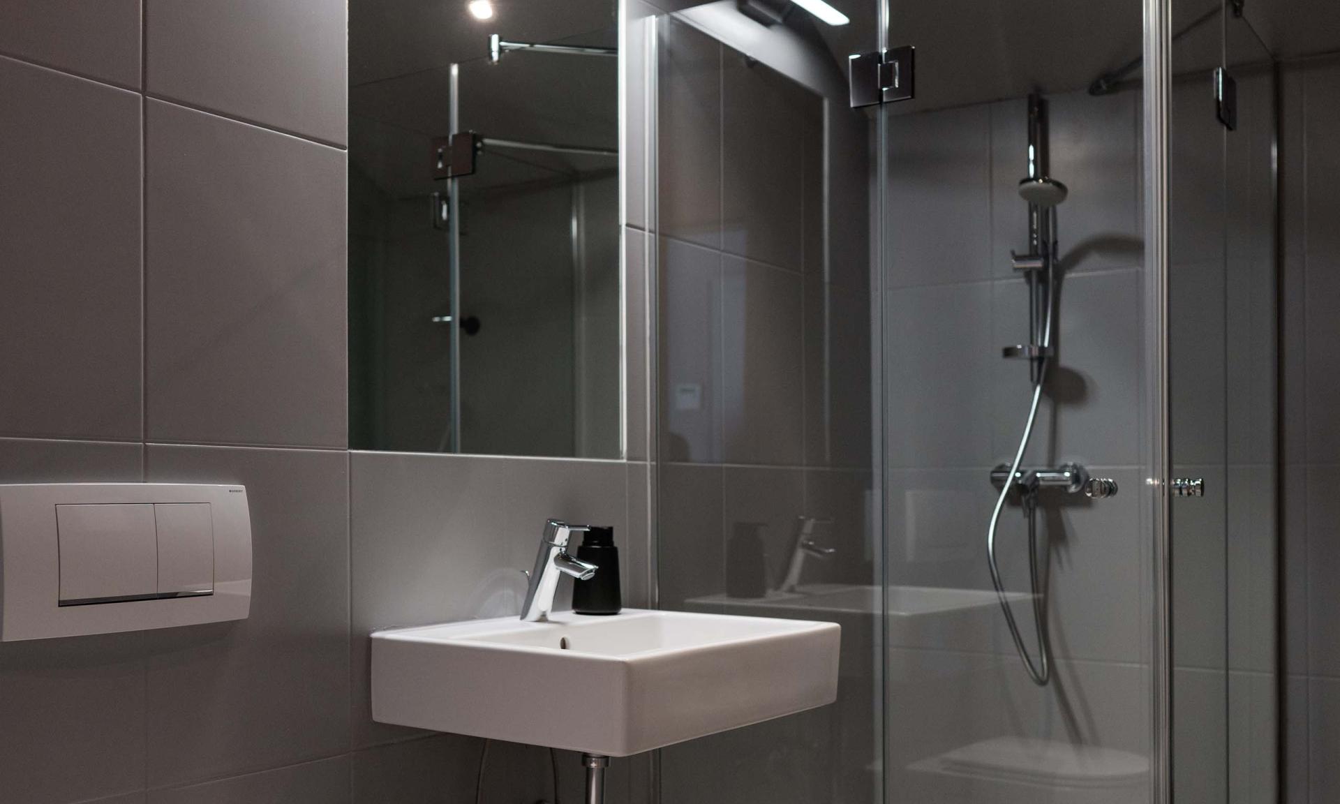 Modernes Badezimmer mit Dusche und WC, Luis v. Weyden Stil