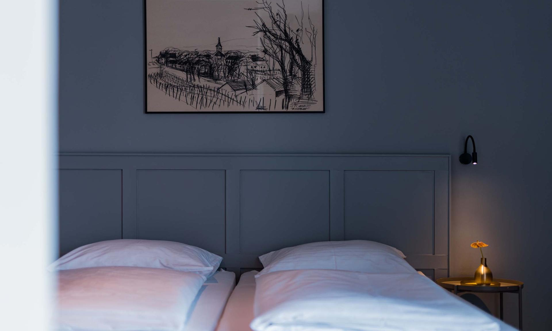 Schlafzimmer mit Luis v. Weyden Kunst über dem Bett und sanfter Beleuchtung