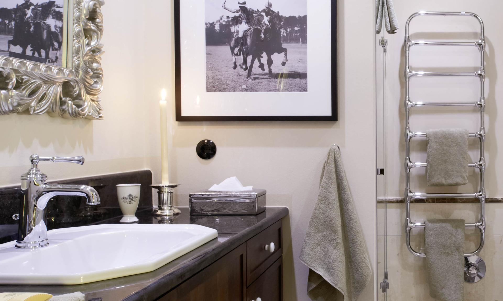 Elegantes Badezimmer mit Lösch-Handtüchern und dunklem Holzschrank