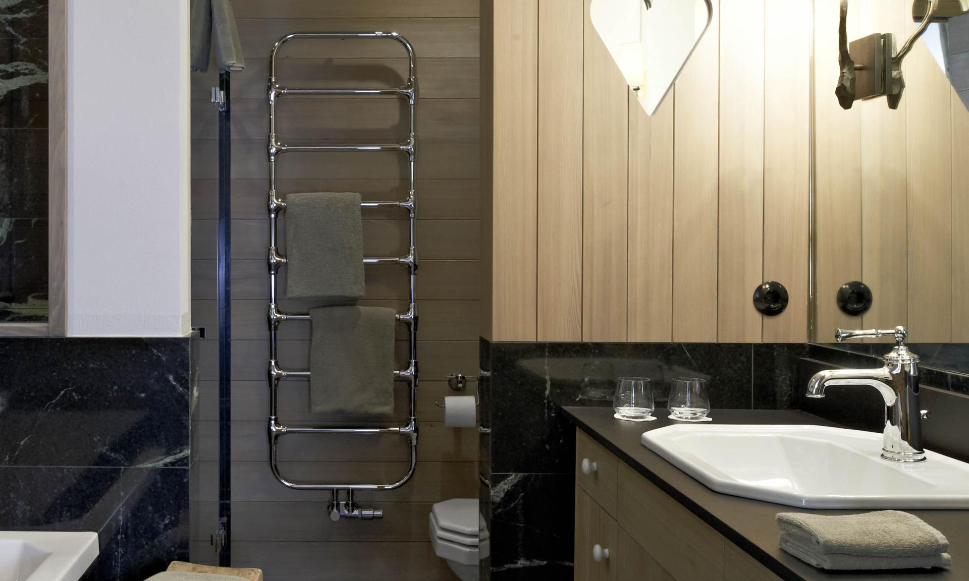 Lösch Badezimmer mit Holzleisten und Herz-Löschmuster an Schränken