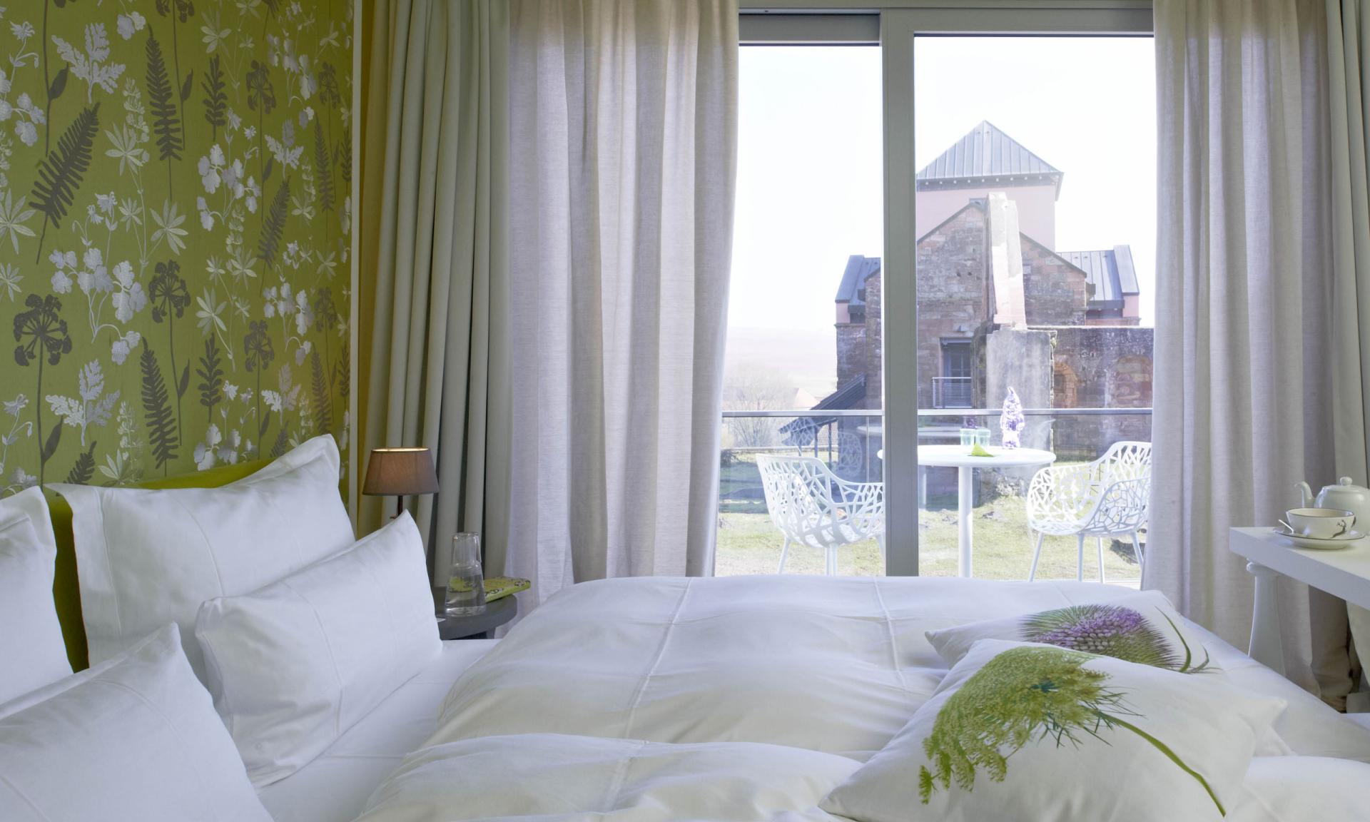 Lösch modernes Schlafzimmer mit Balkon und Blick auf historisches Gebäude