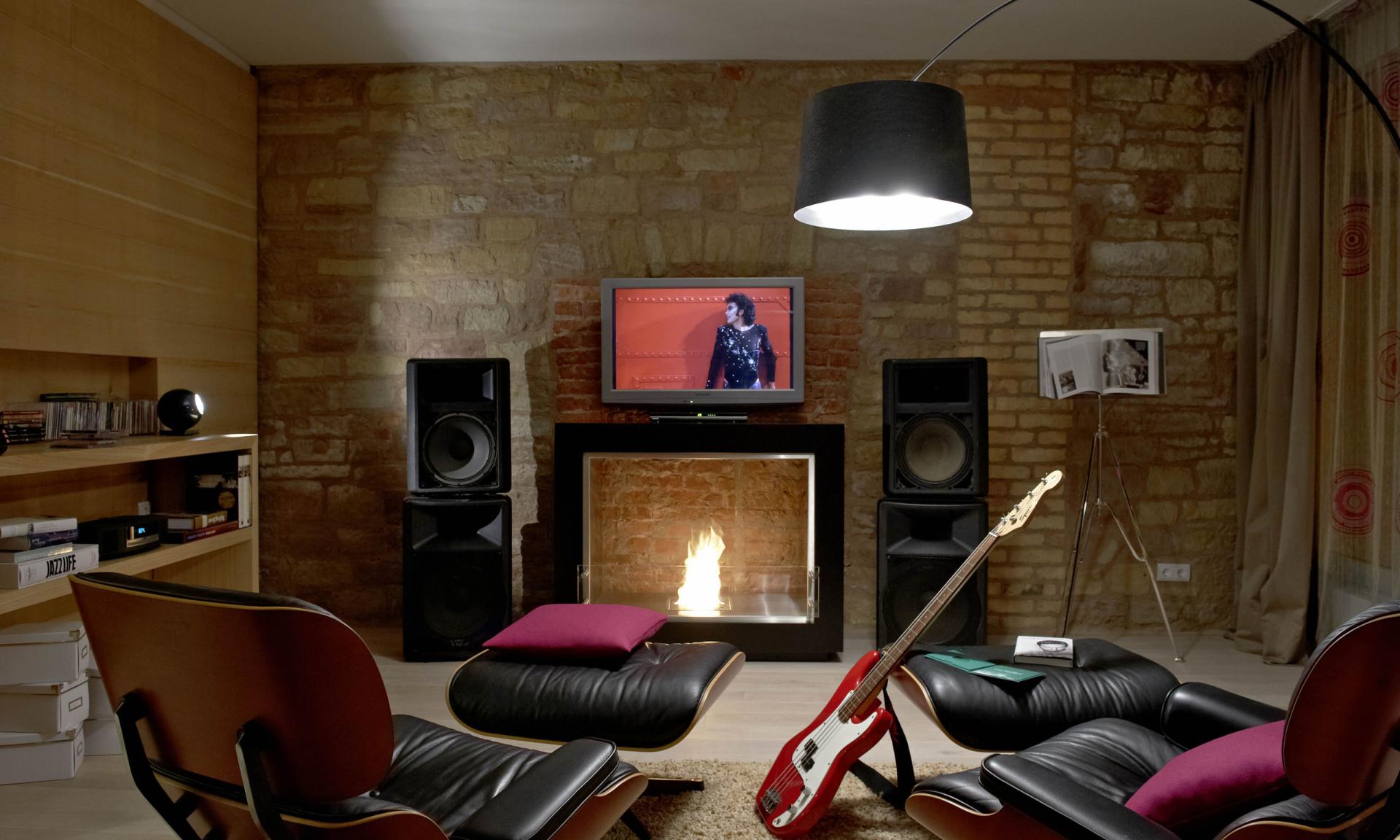 Beleuchtetes Schlafzimmer mit Löschlampe und modernem Kunstbild über dem Bett