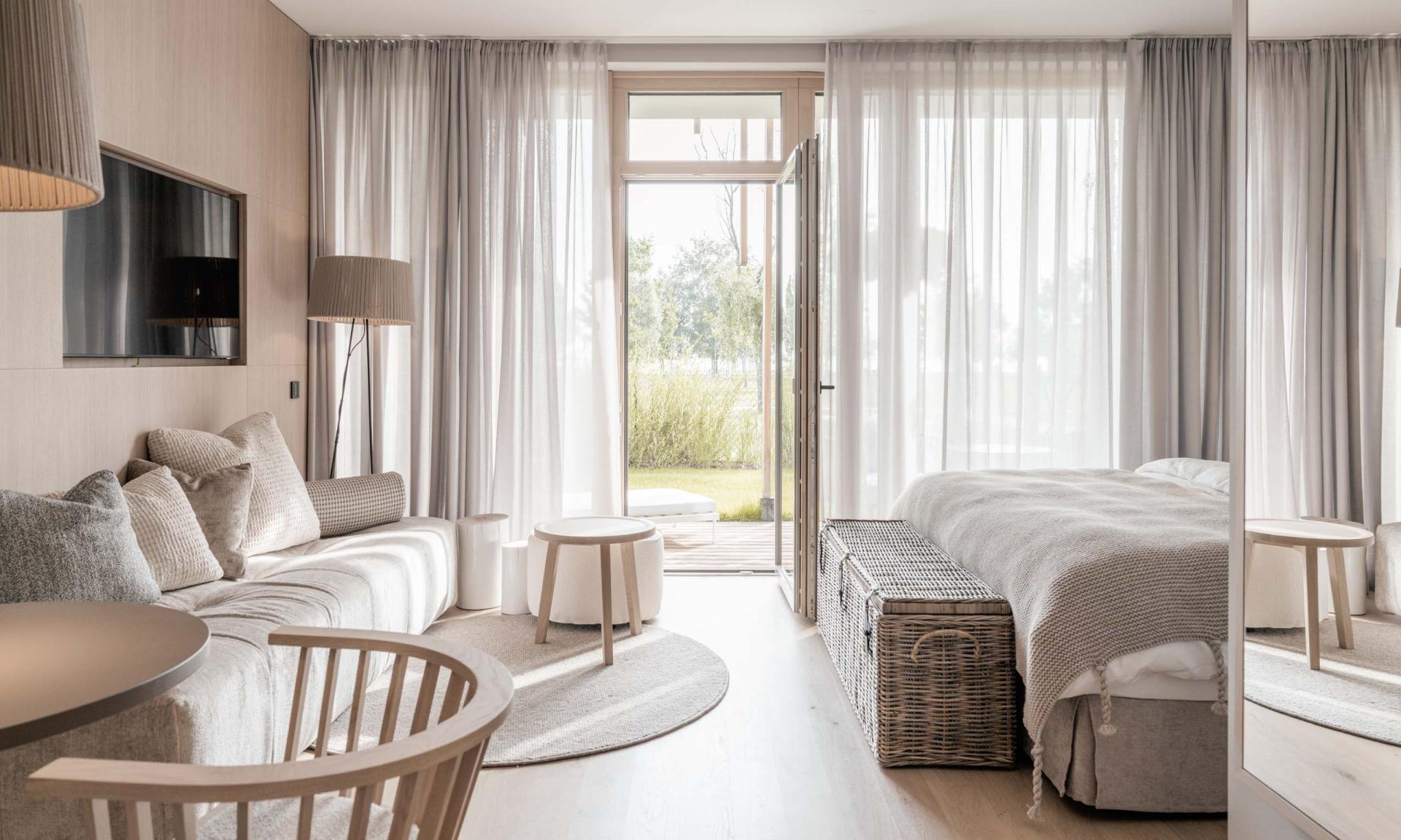 Studio mit seitlichem Seeblick