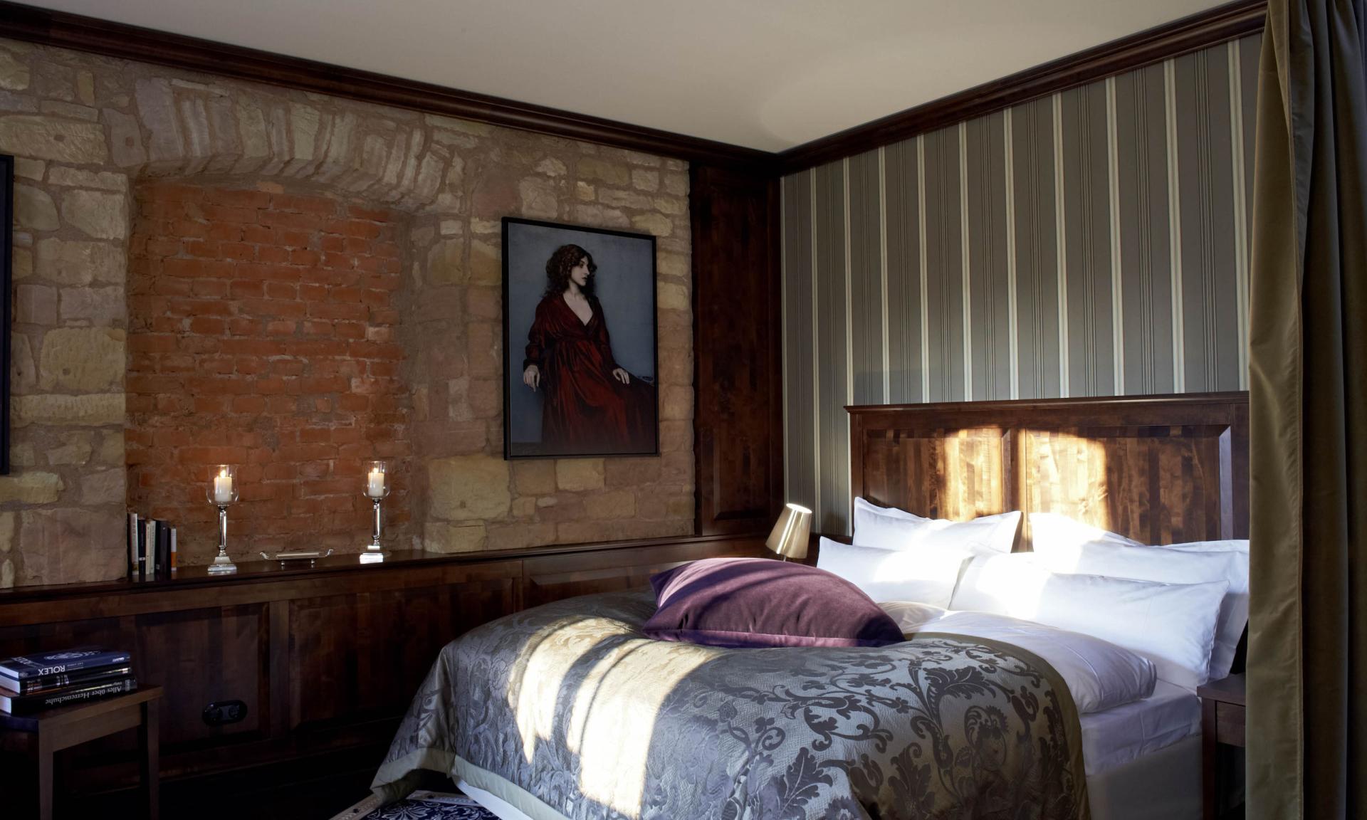 Gemütliches Schlafzimmer mit Lösch-Dekoration und warmem Holzambiente