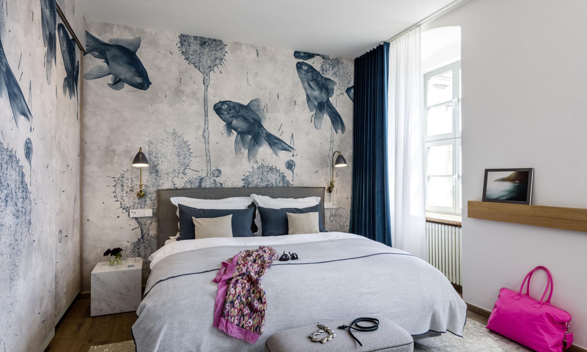 Bett mit Fisch-Wandkunst im Zimmer im Kloster Hornbach