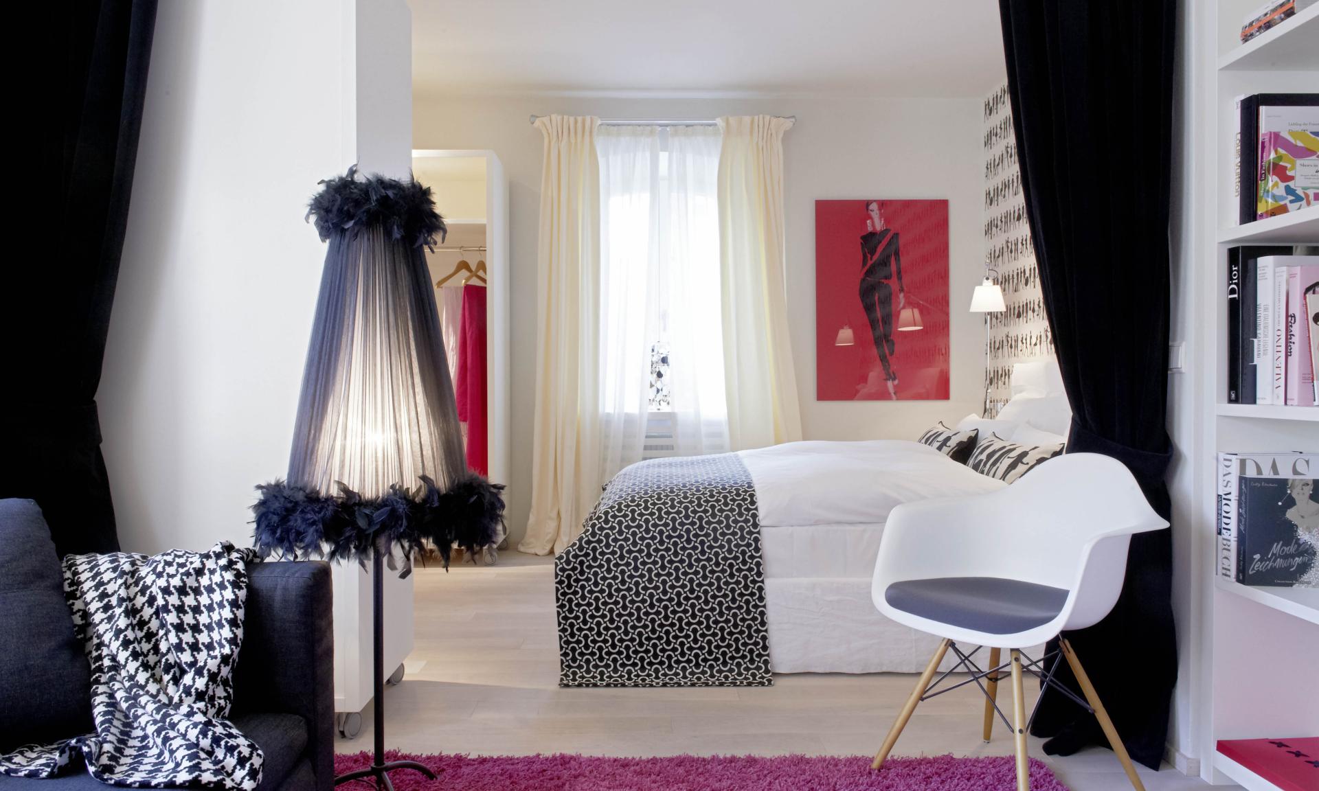 Modernes Schlafzimmer mit Lösch-Stehlampe und schwarz-weißer Einrichtung