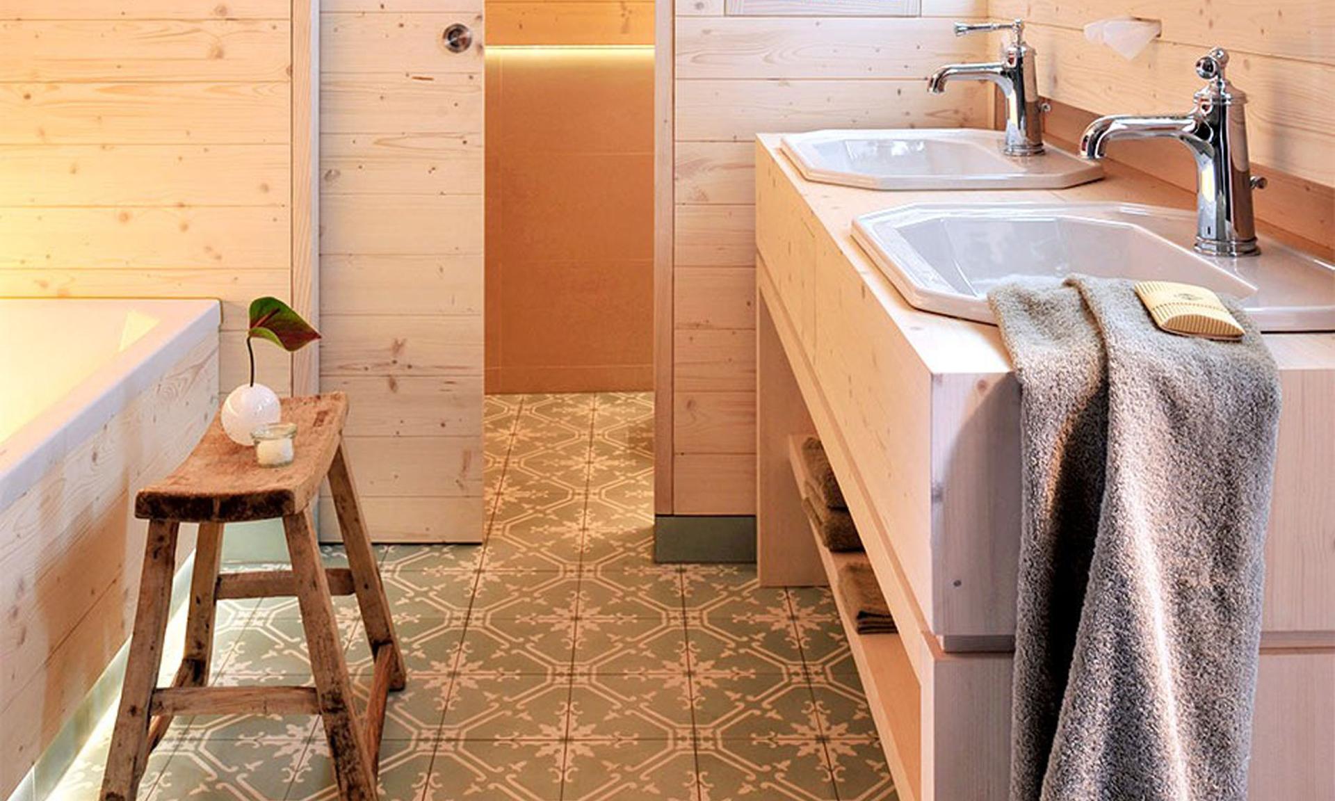 Modernes Badezimmer mit Doppelwaschbecken und Lösch-Dekor aus Holz