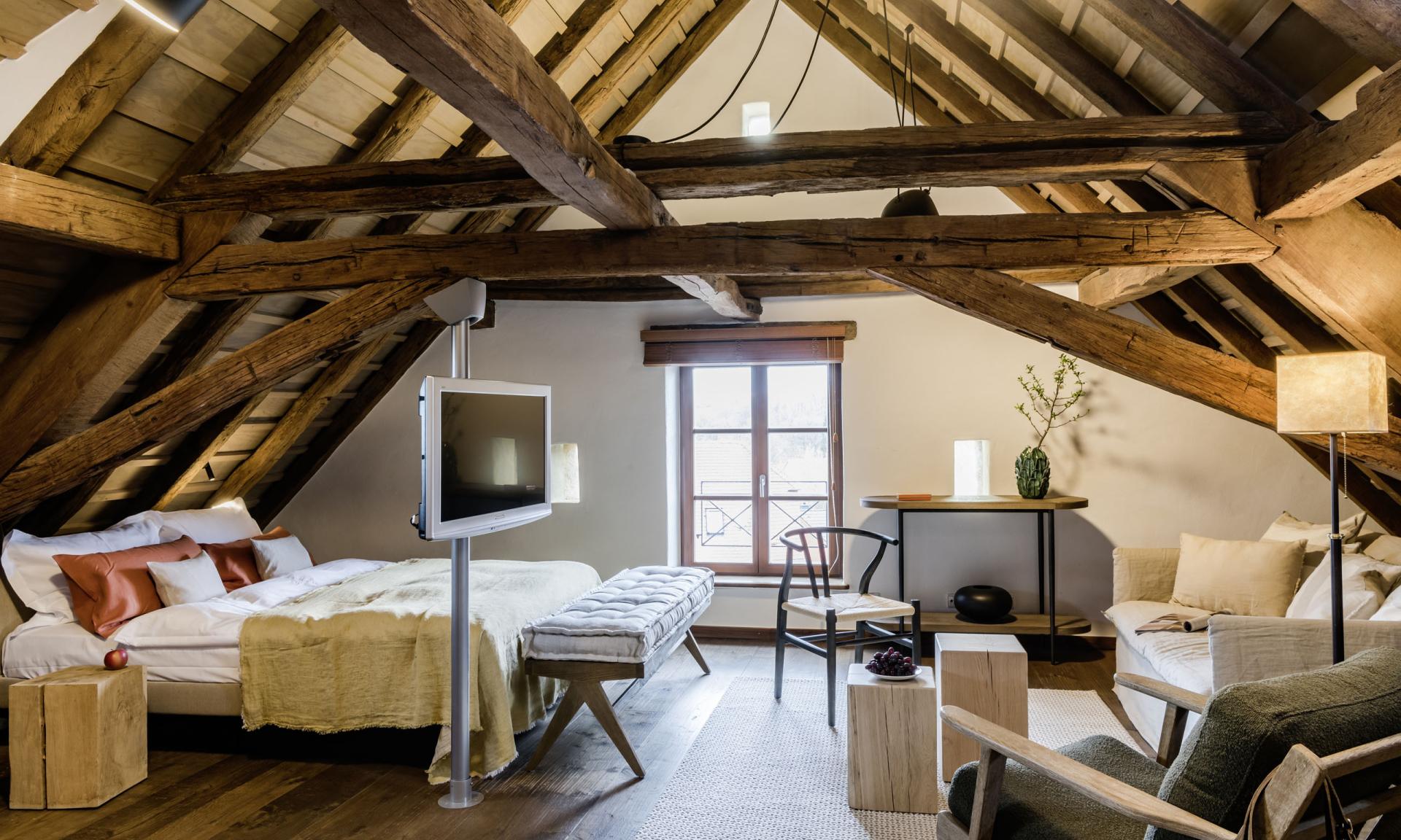 Modernes Gästezimmer mit Holzbalken im Dachstuhl im Kloster Hornbach