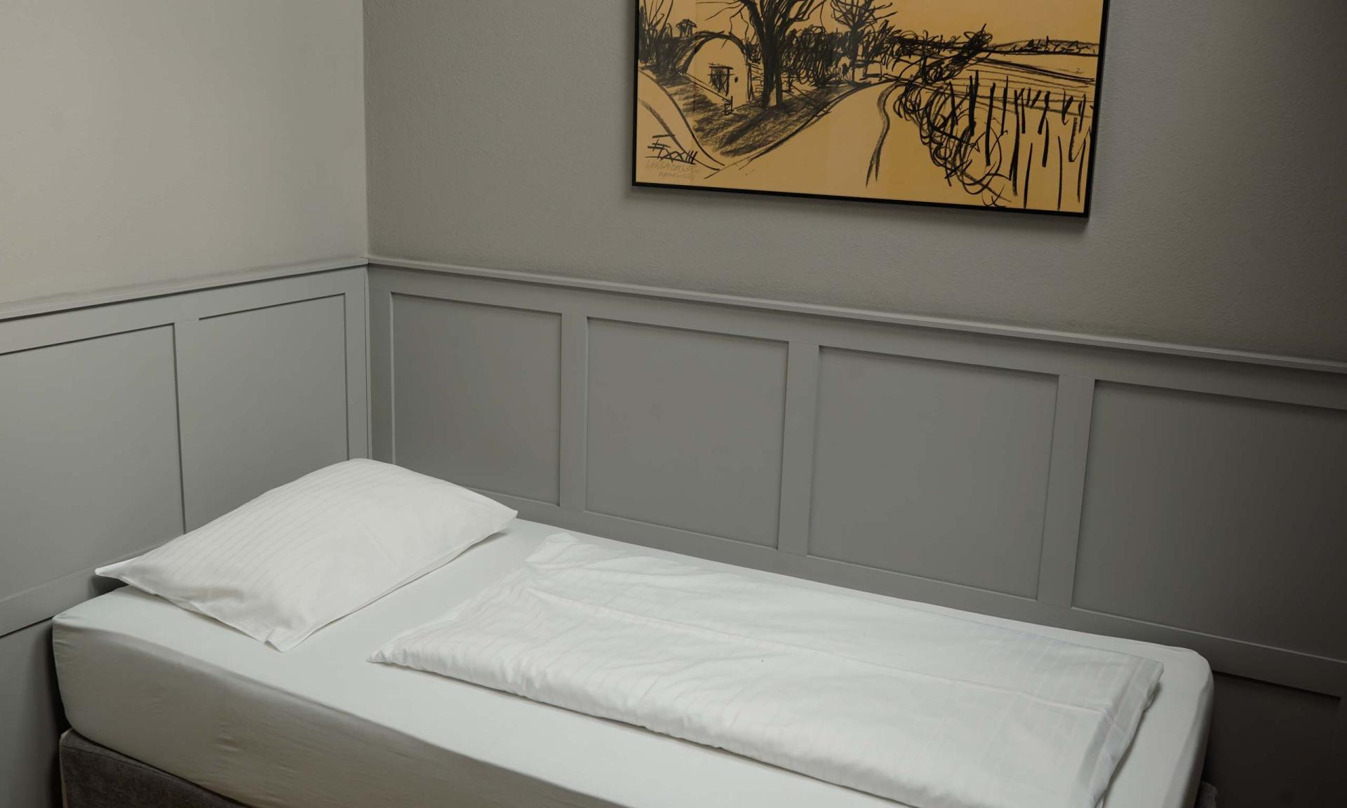 Luis v. Weyden Schlafzimmer mit Doppelbett und minimalistischer Einrichtung