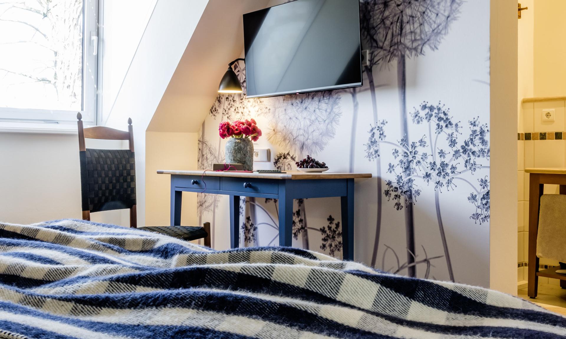 Gemütliches Gästezimmer mit TV und Gartendekor im Kloster Hornbach