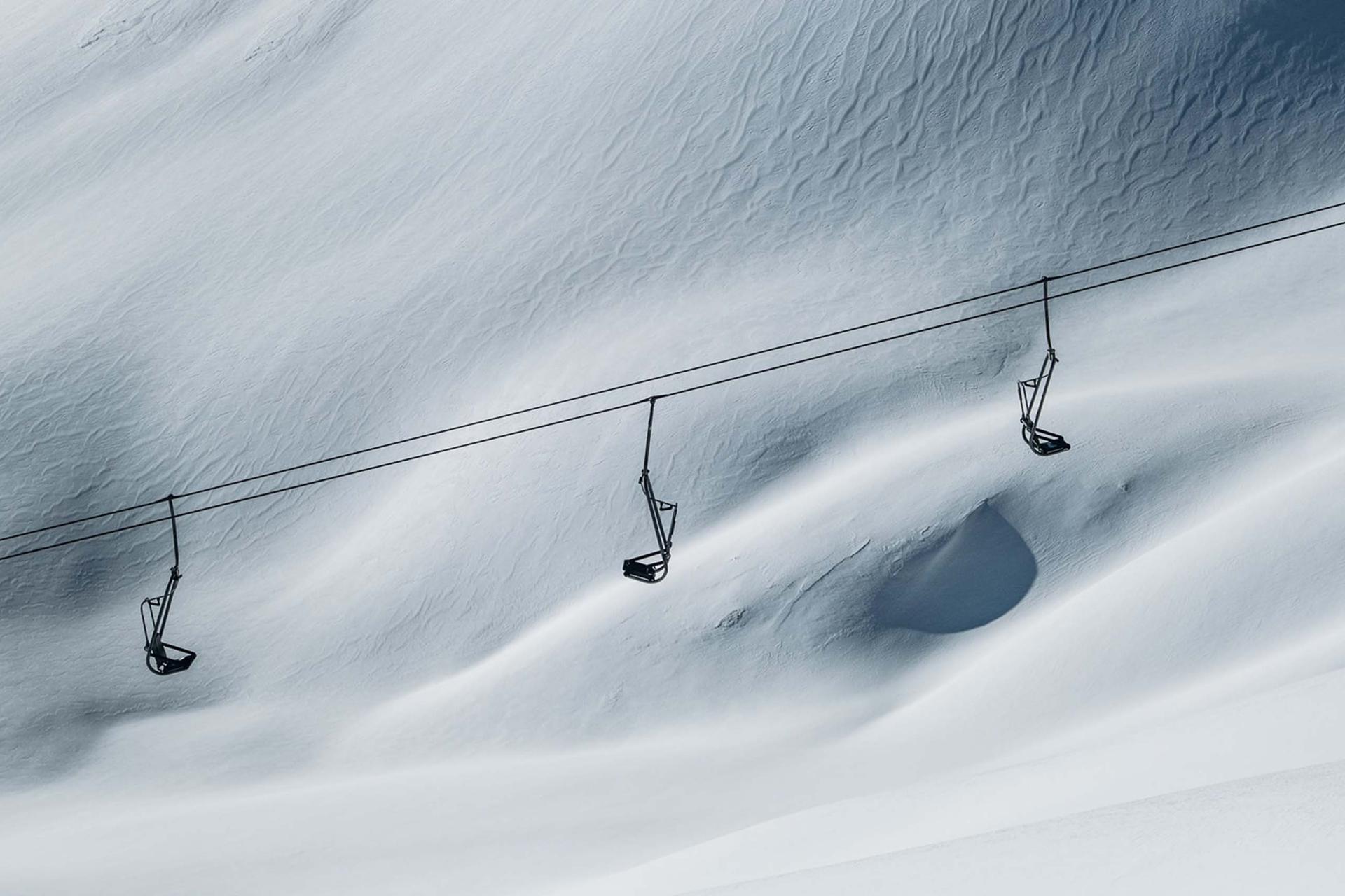 Leere Skilifte über schneebedecktem Hang in Lech-Zürs