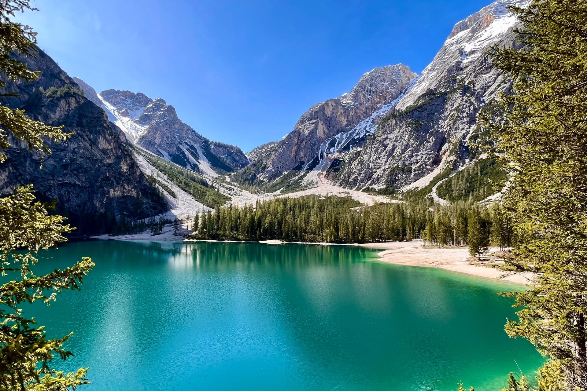 Hotel Monika in natürlicher Umgebung mit Bergen im Hintergrund