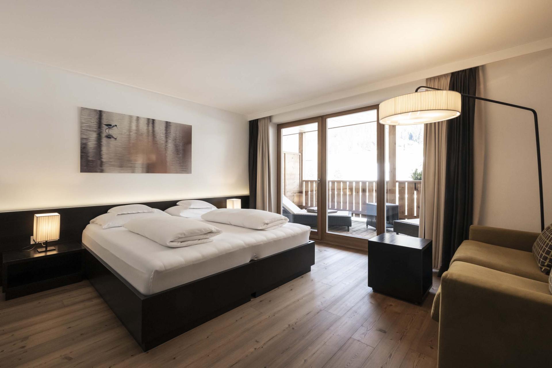 Modernes Hotelzimmer mit Balkon im Hotel Monika