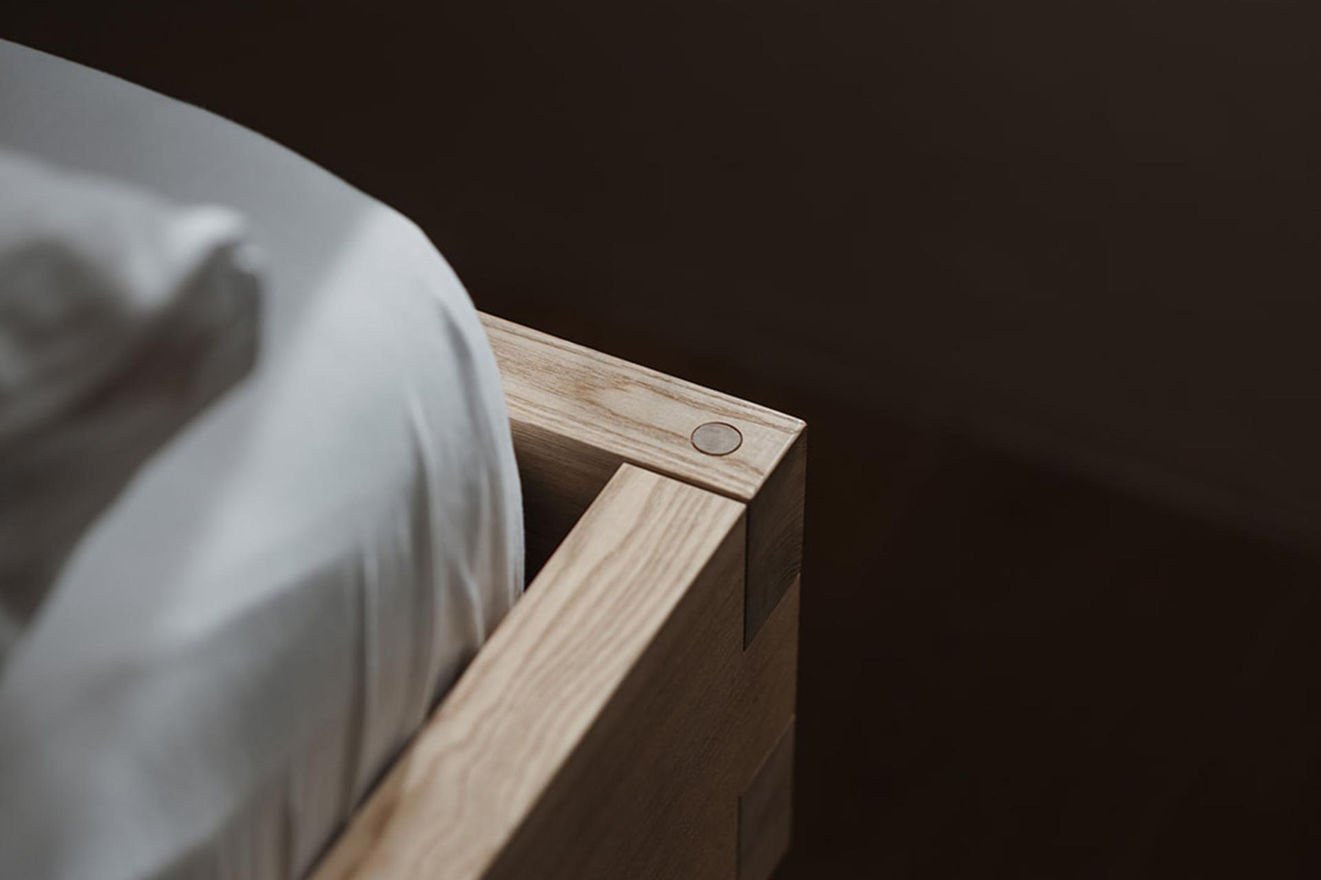 Eckdetail eines Massivholzbetts im Hotel Aurora, minimalistisch und modern