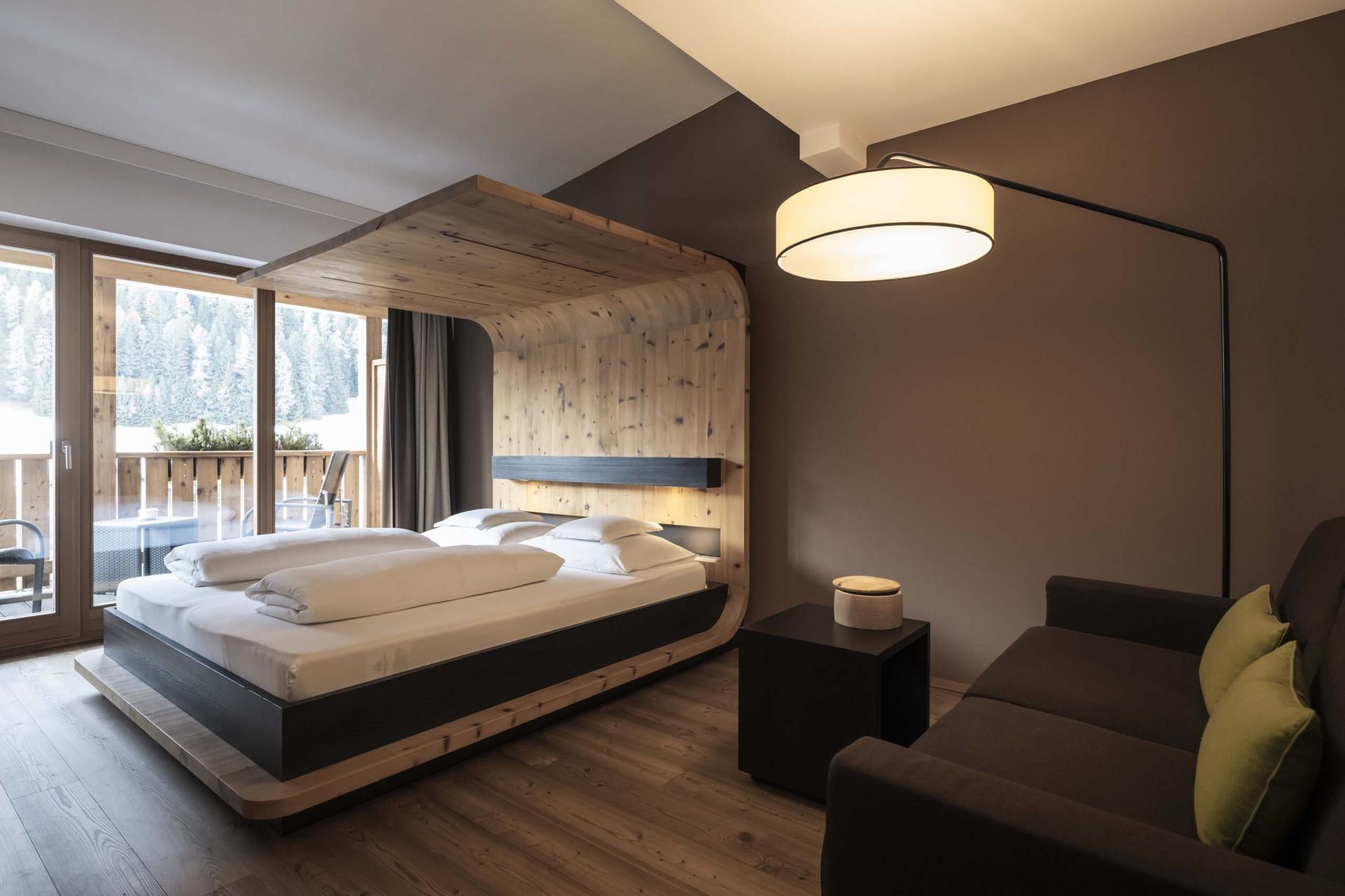 Modernes Zimmer im Hotel Monika mit Holzdesign und Balkonblick