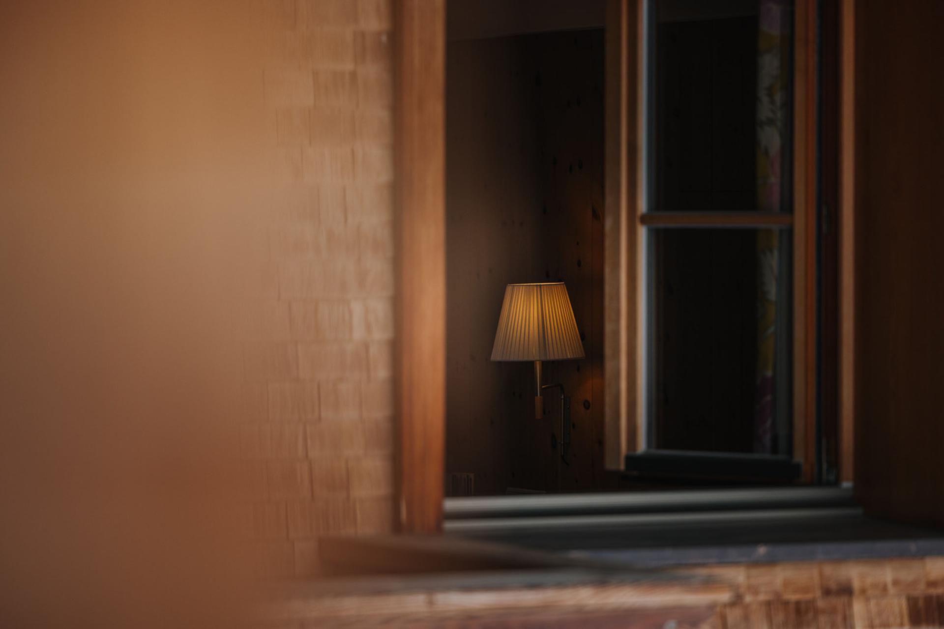 Gedämpfte Lampe in Fenster im Hotel Aurora