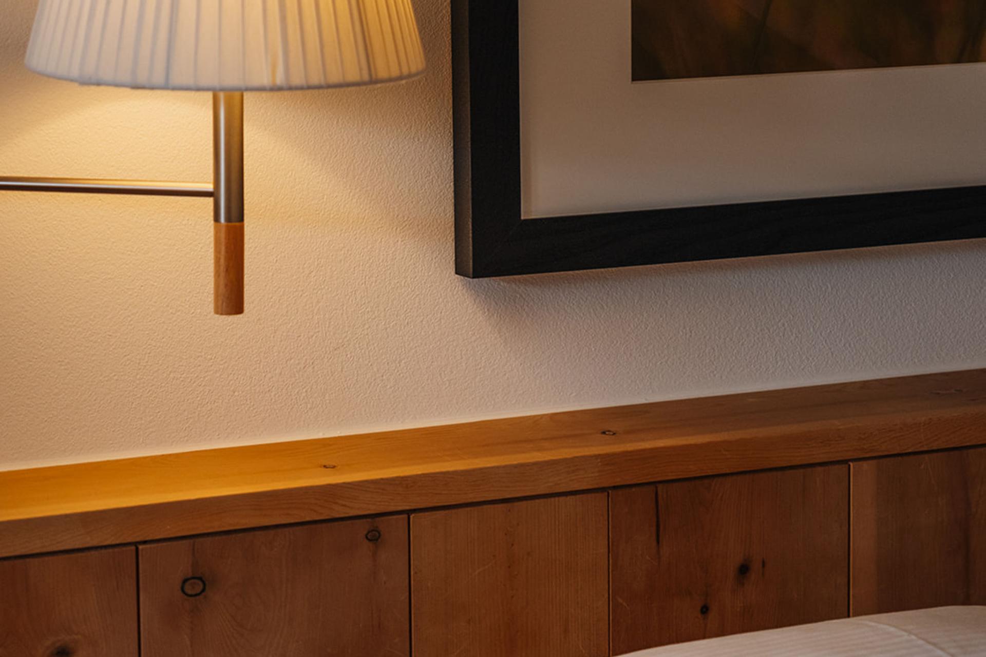 Gemütliche Hotellampe und Kopfkissen im Hotel Aurora