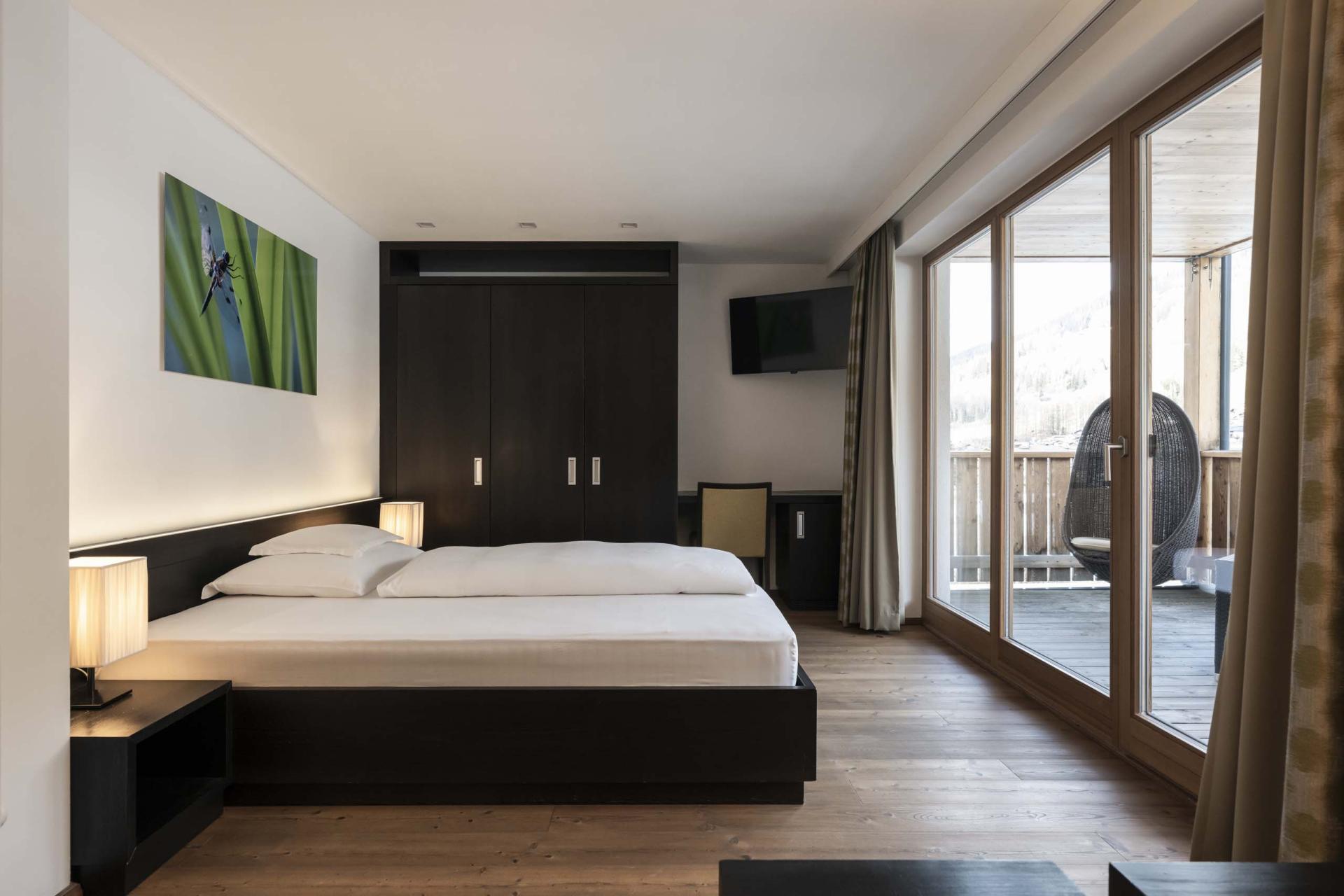 Hotel Monika Zimmer mit Doppelbett, Sofa und Blick ins Badezimmer