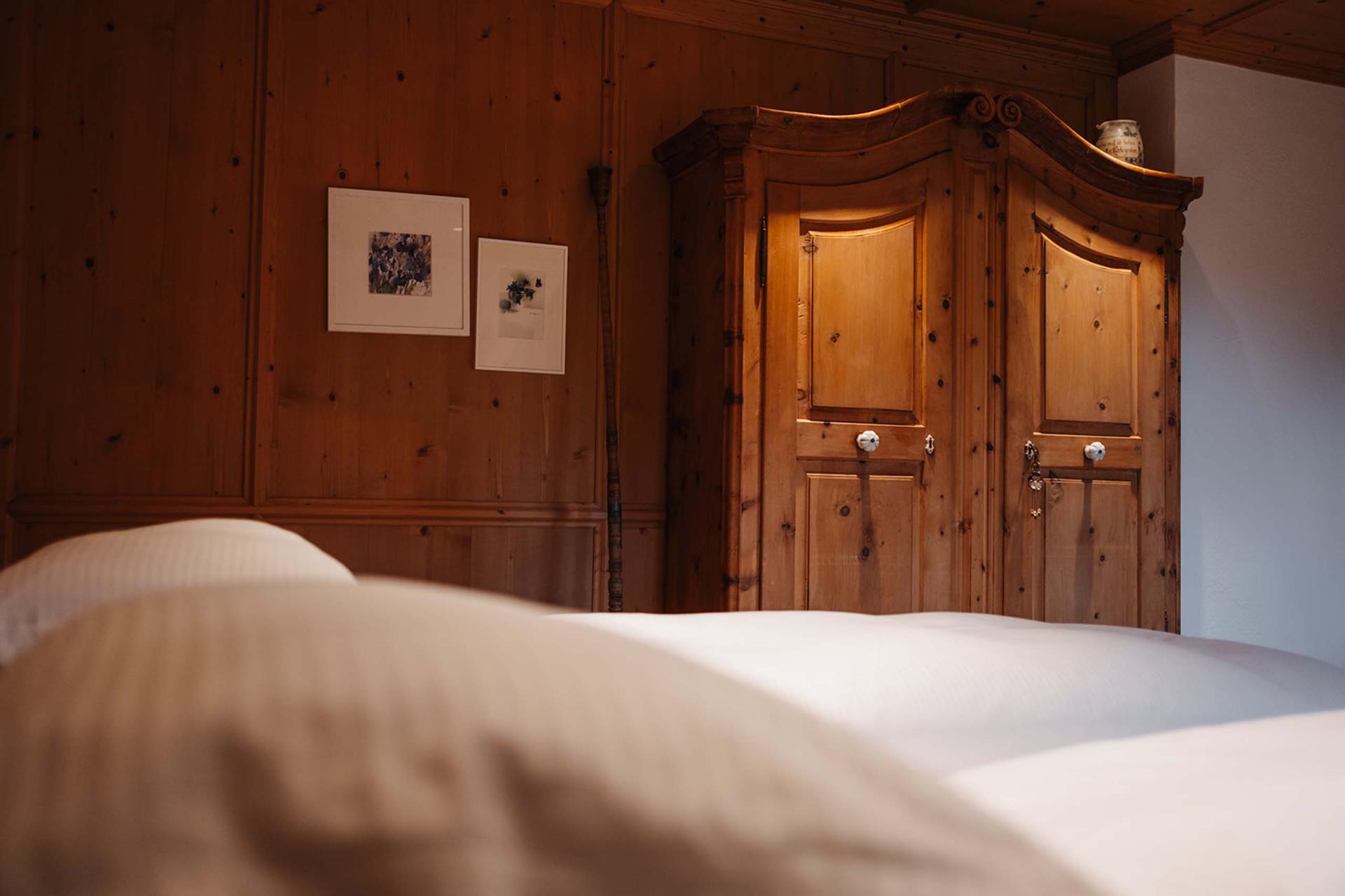 Gemütliches Zimmer im Hotel Aurora mit Holzmöbeln und weichen Kissen