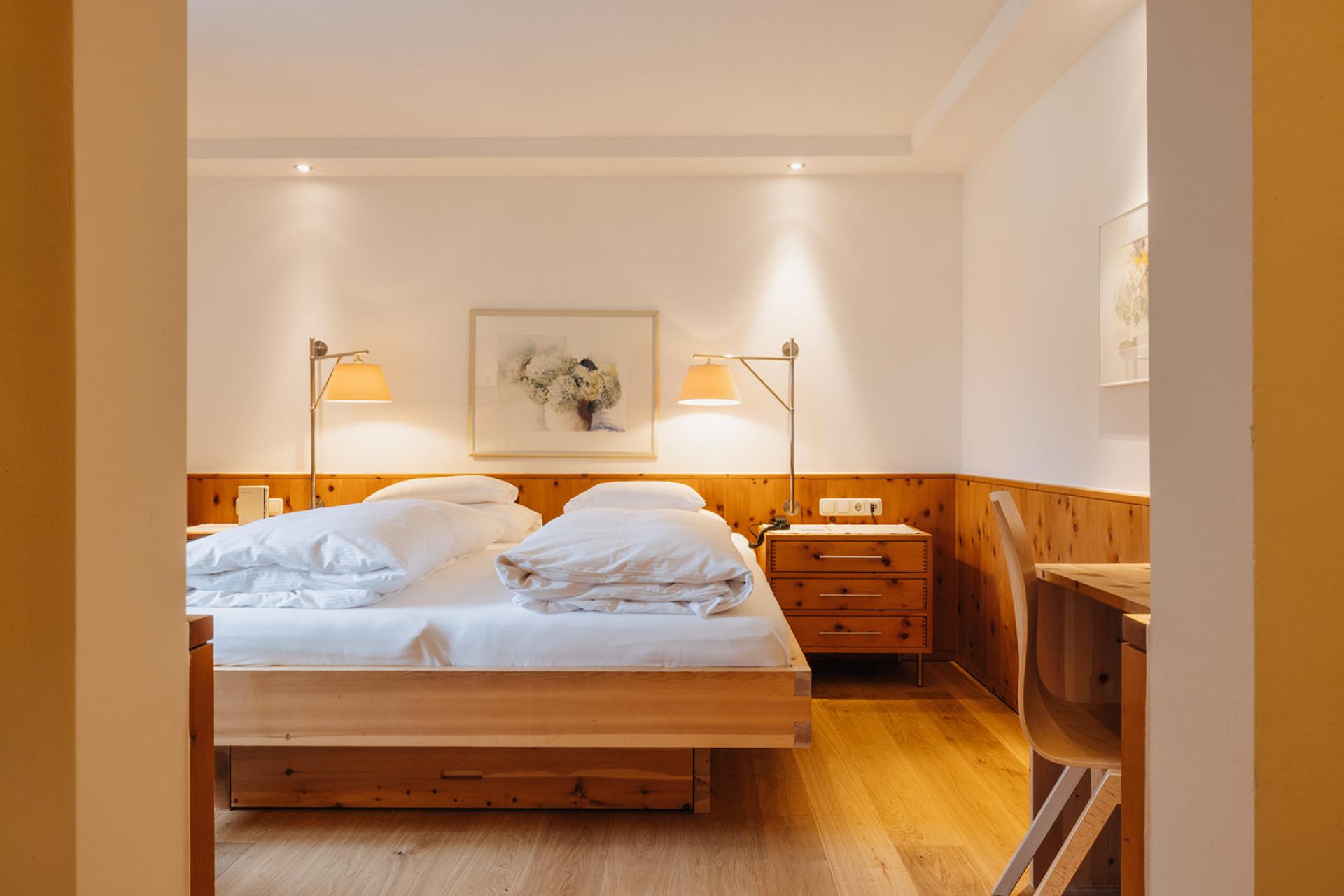 Hotel Aurora gemütliches Zimmer mit Doppelbett und Holzmöbeln