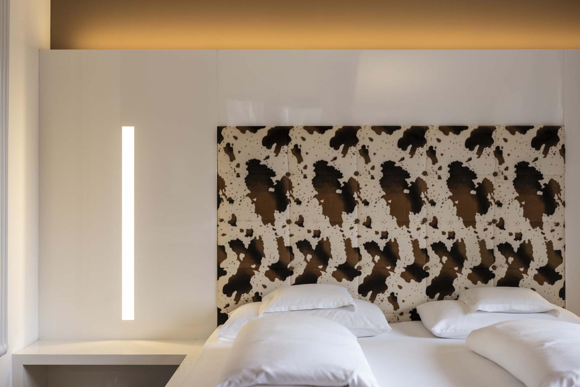 Modernes Hotelzimmer im Hotel Monika mit einzigartigem Kuhfell-Kopfteil