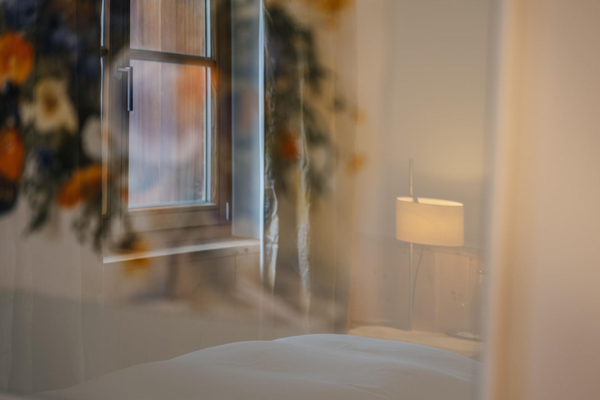 Zimmerblick im Hotel Aurora mit Fenster und Lampe