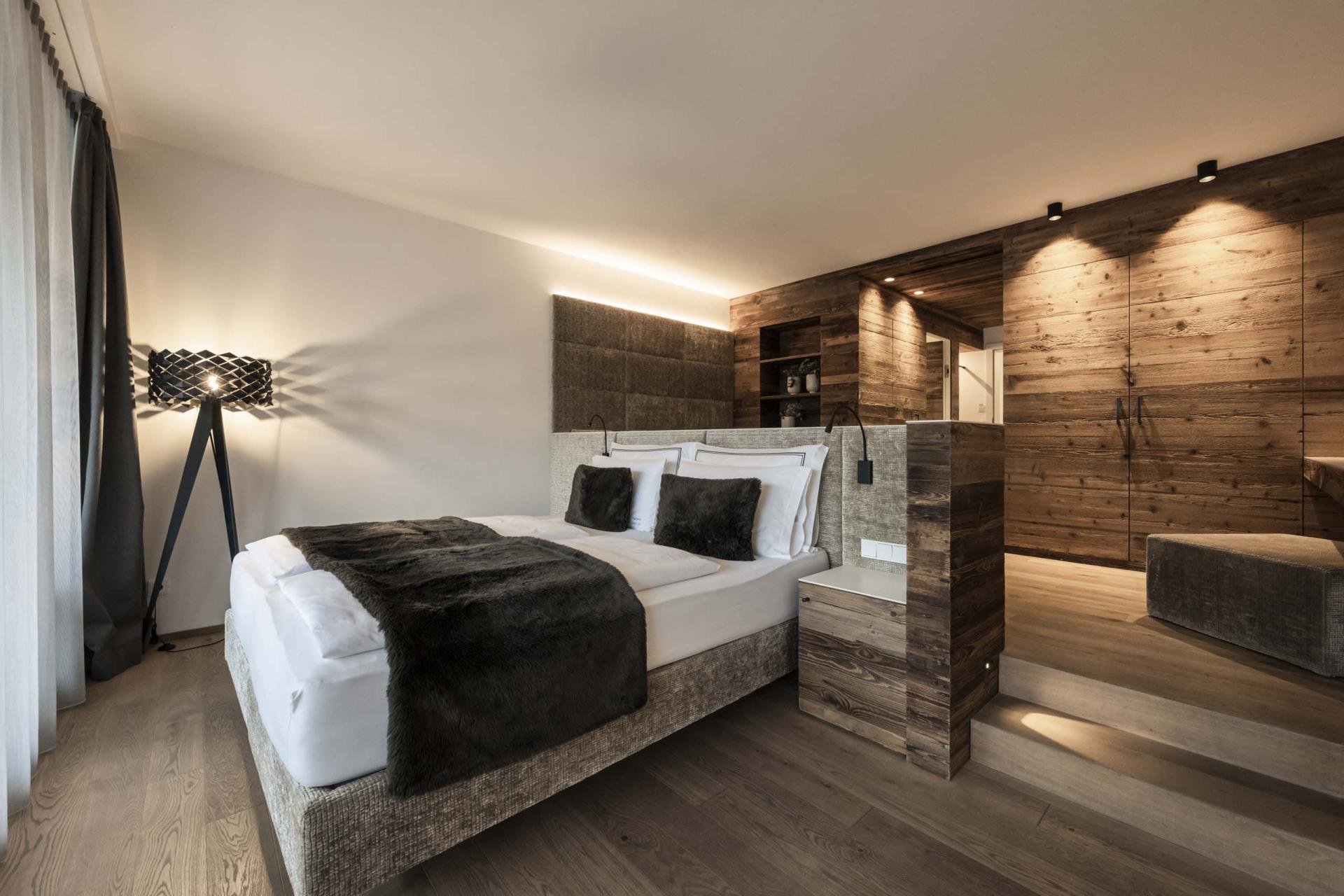 Modernes Schlafzimmer im Hotel Monika mit Holzdetails und gemütlichem Ambiente