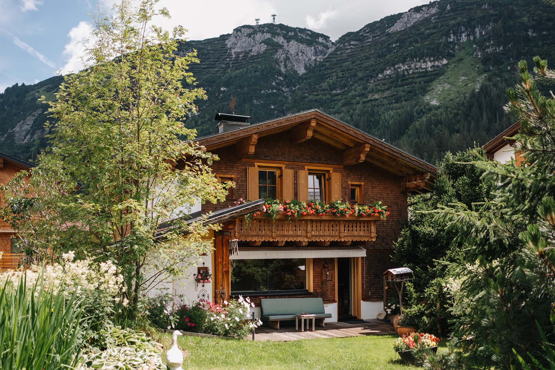 Hotel Aurora traditionelles Holzhotel in den Bergen mit Garten und Blumen